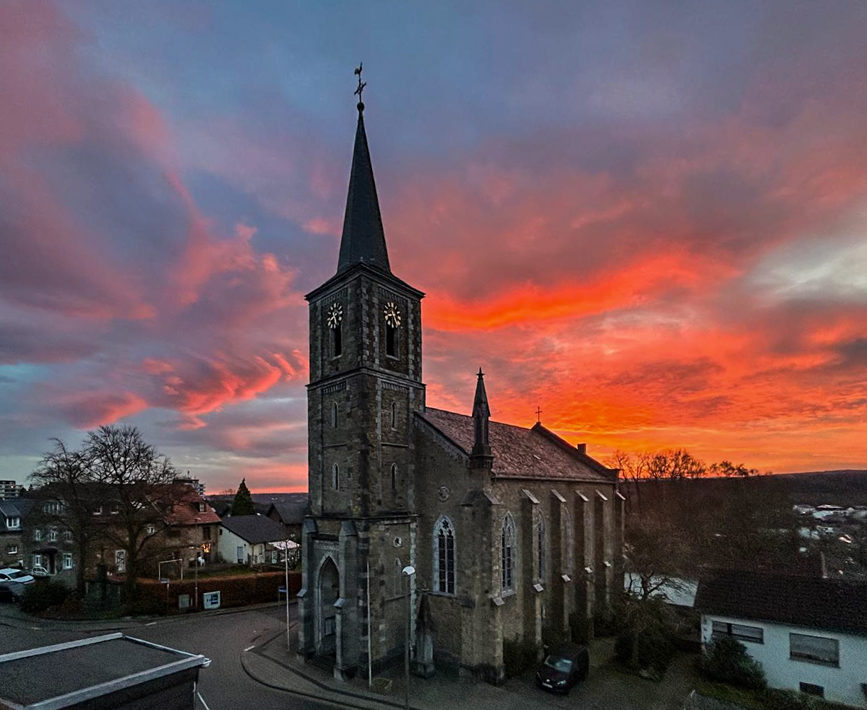 Blick auf die Kirche und umliegende Häuser bei Sonnenuntergang in Walheim.