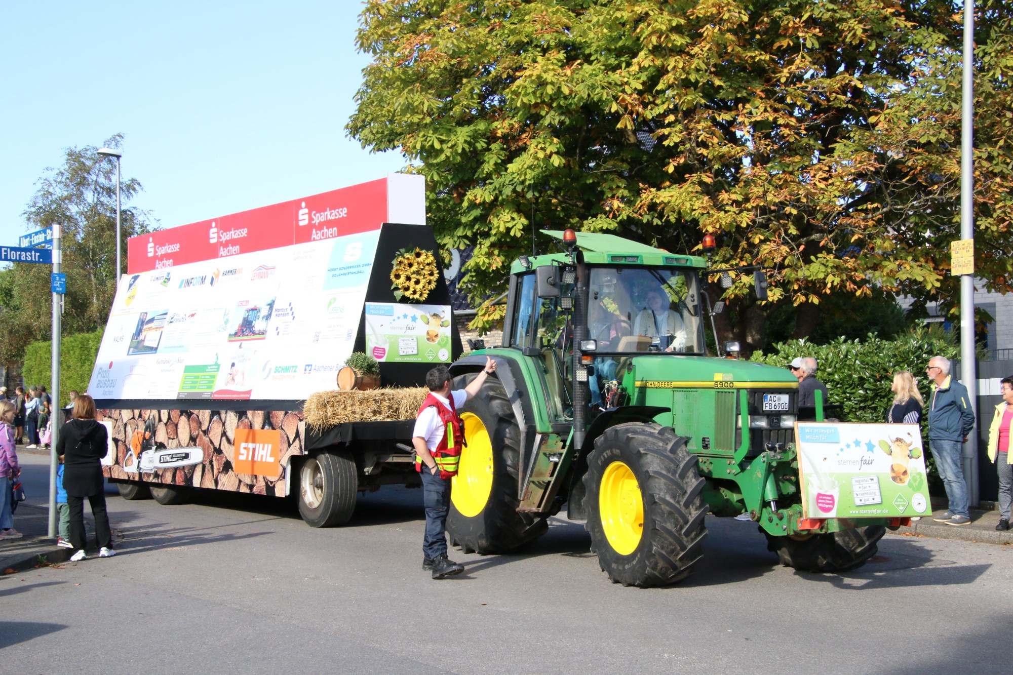 Grüner Traktor mit großem Festwagen beim Erntedankzug Walheim 2026.