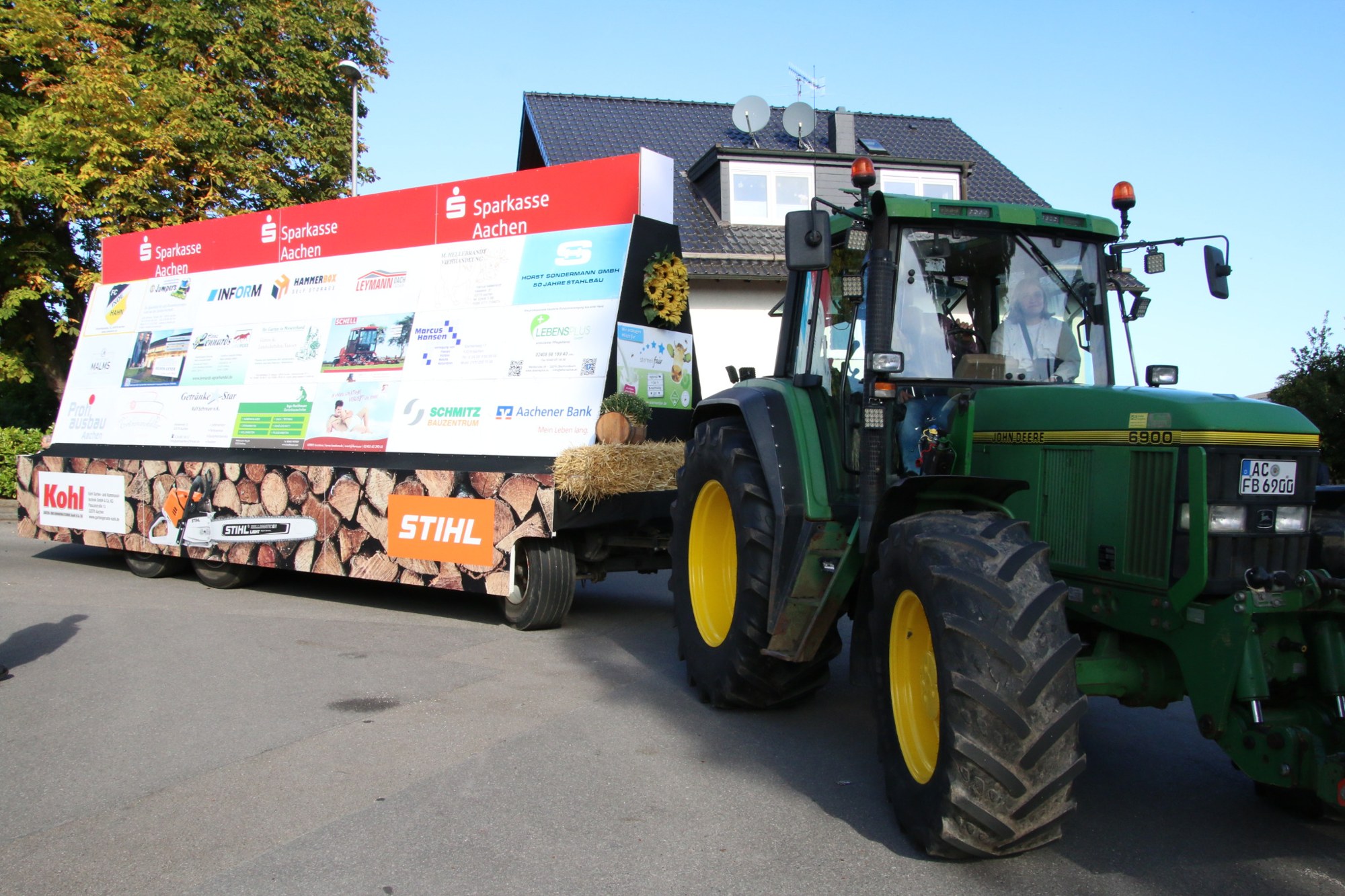 Traktor und Festwagen in Seitenansicht beim Erntedankzug Walheim 2026.