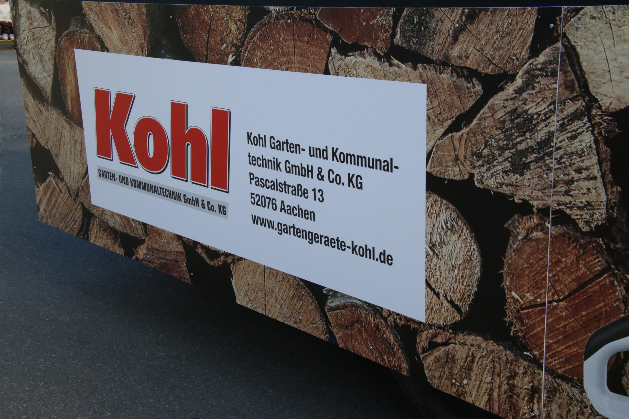 Schild auf einem geschmückten Festwagen beim Erntedankzug Walheim 2026.