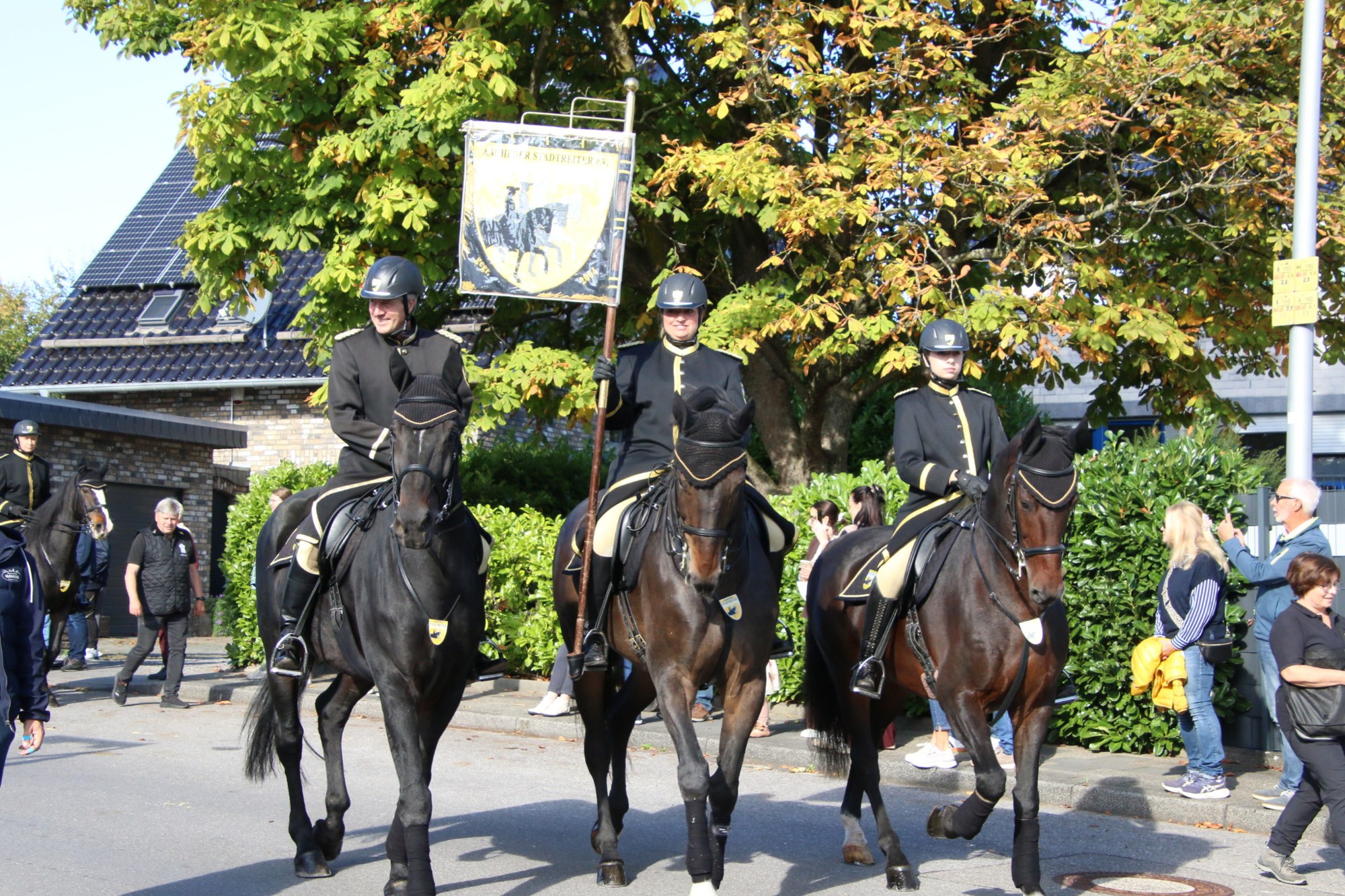 Reitergruppe vor herbstlichen Bäumen beim Erntedankzug Walheim 2026.
