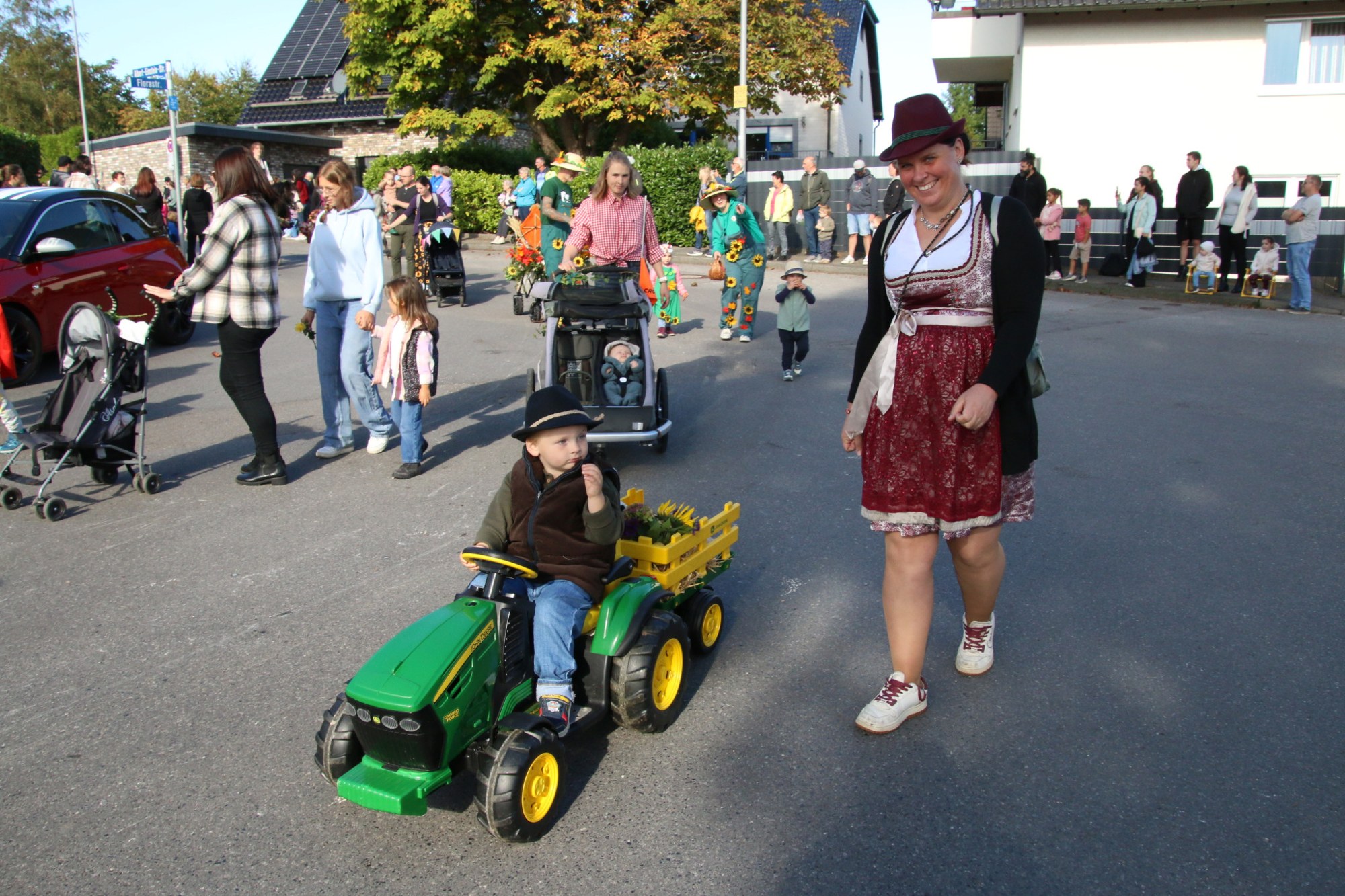 Kind auf einem kleinen Spielzeugtraktor beim Erntedankzug Walheim 2026.