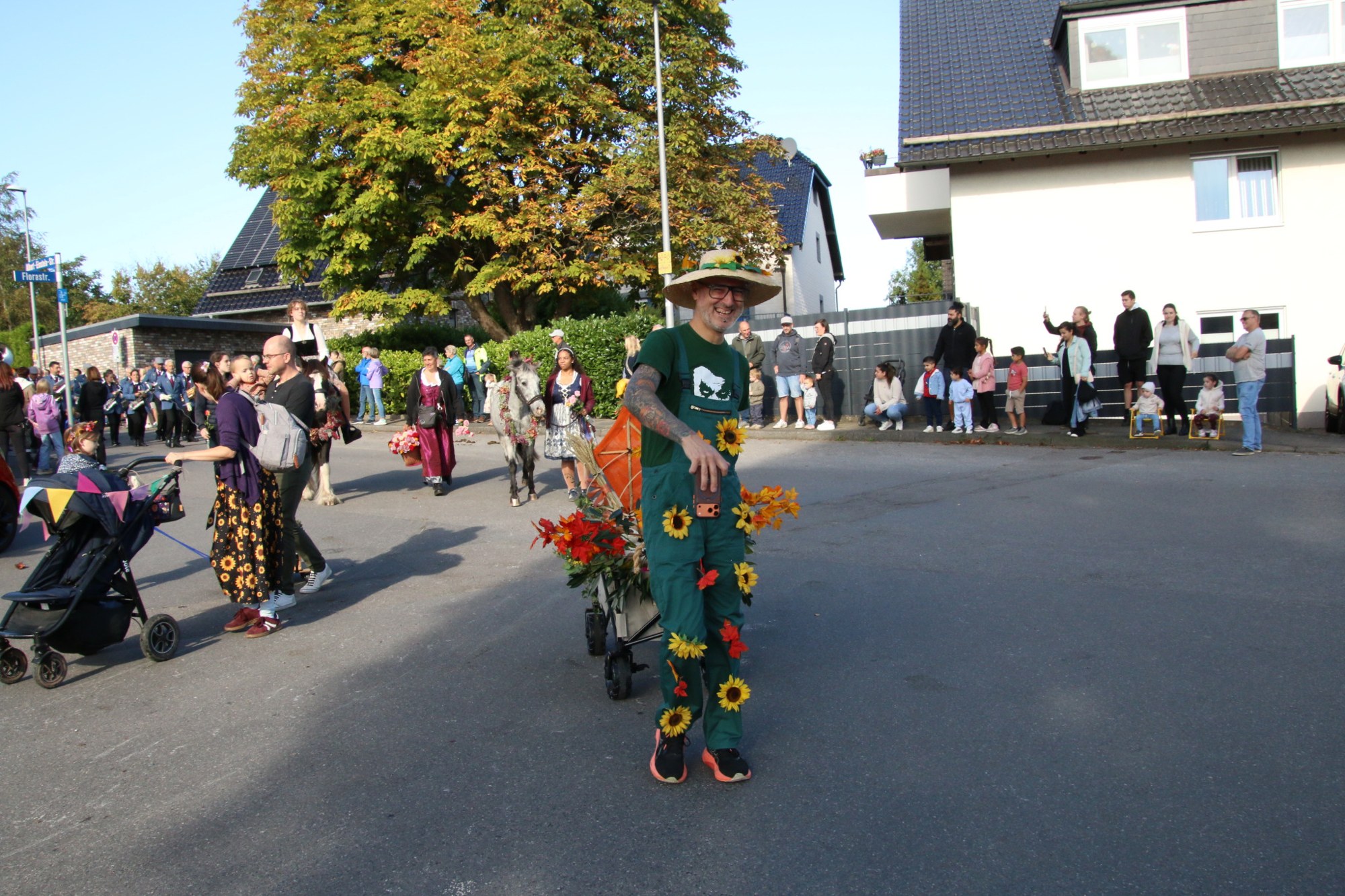 Sonnenblumenkostüme auf der Zugstrecke beim Erntedankzug Walheim 2026.