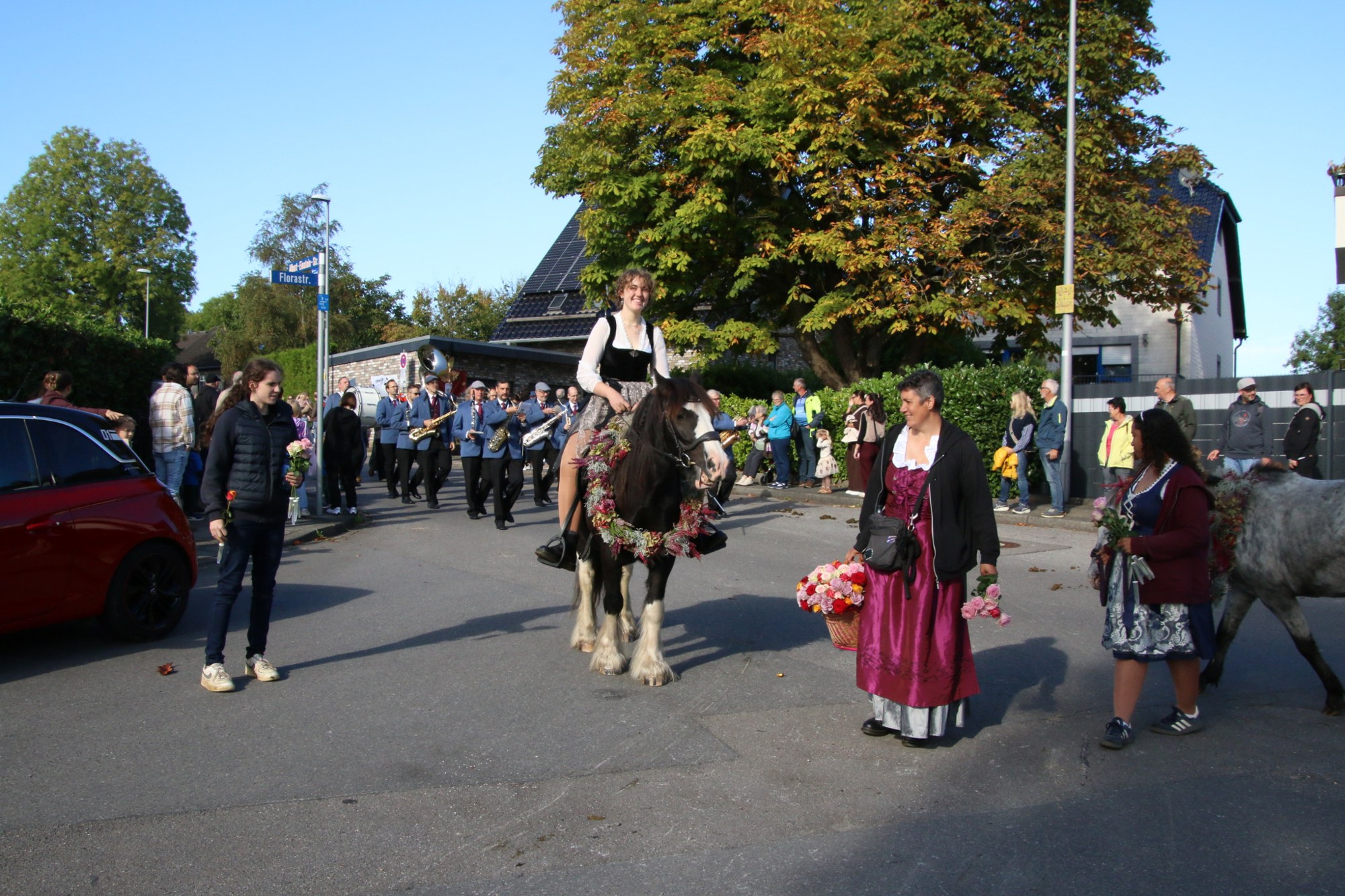 Reiter und Fußgruppe vor Zuschauern beim Erntedankzug Walheim 2026.