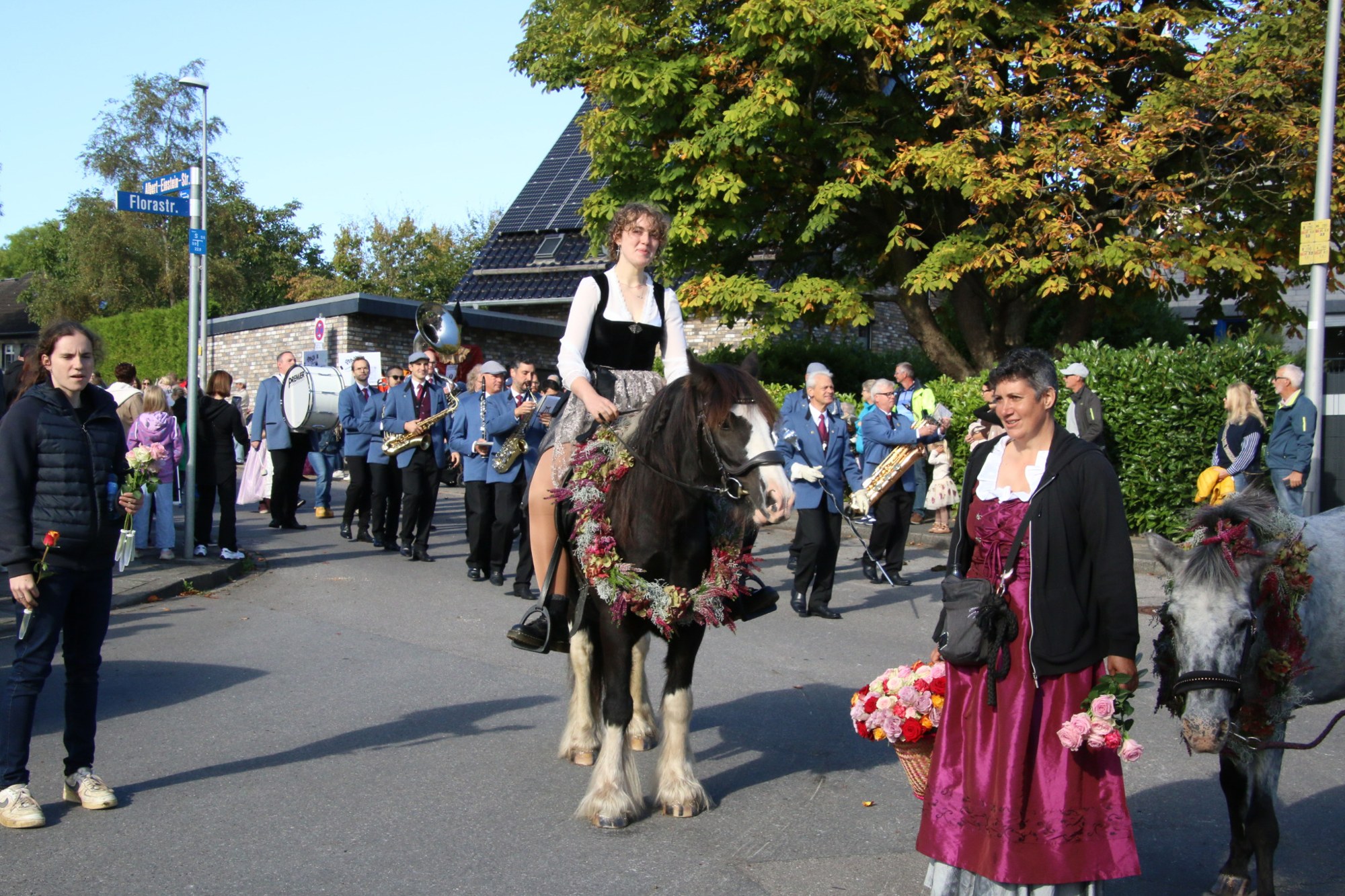 Pferde und Fußgruppe beim Umzug beim Erntedankzug Walheim 2026.