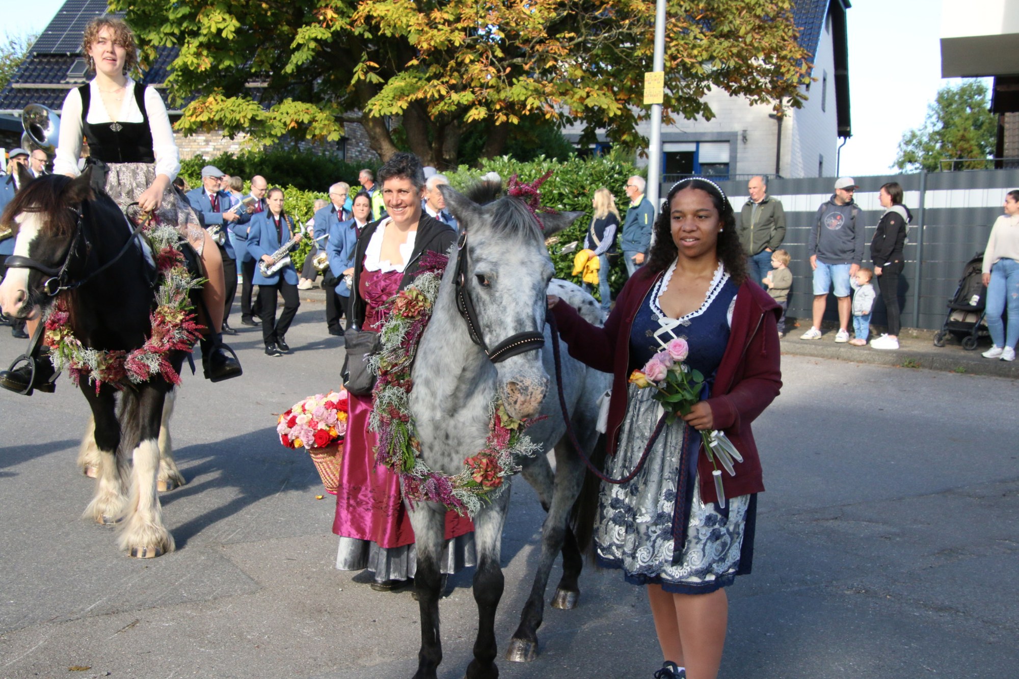 Teilnehmerinnen neben einem geschmückten Pferd beim Erntedankzug Walheim 2026.