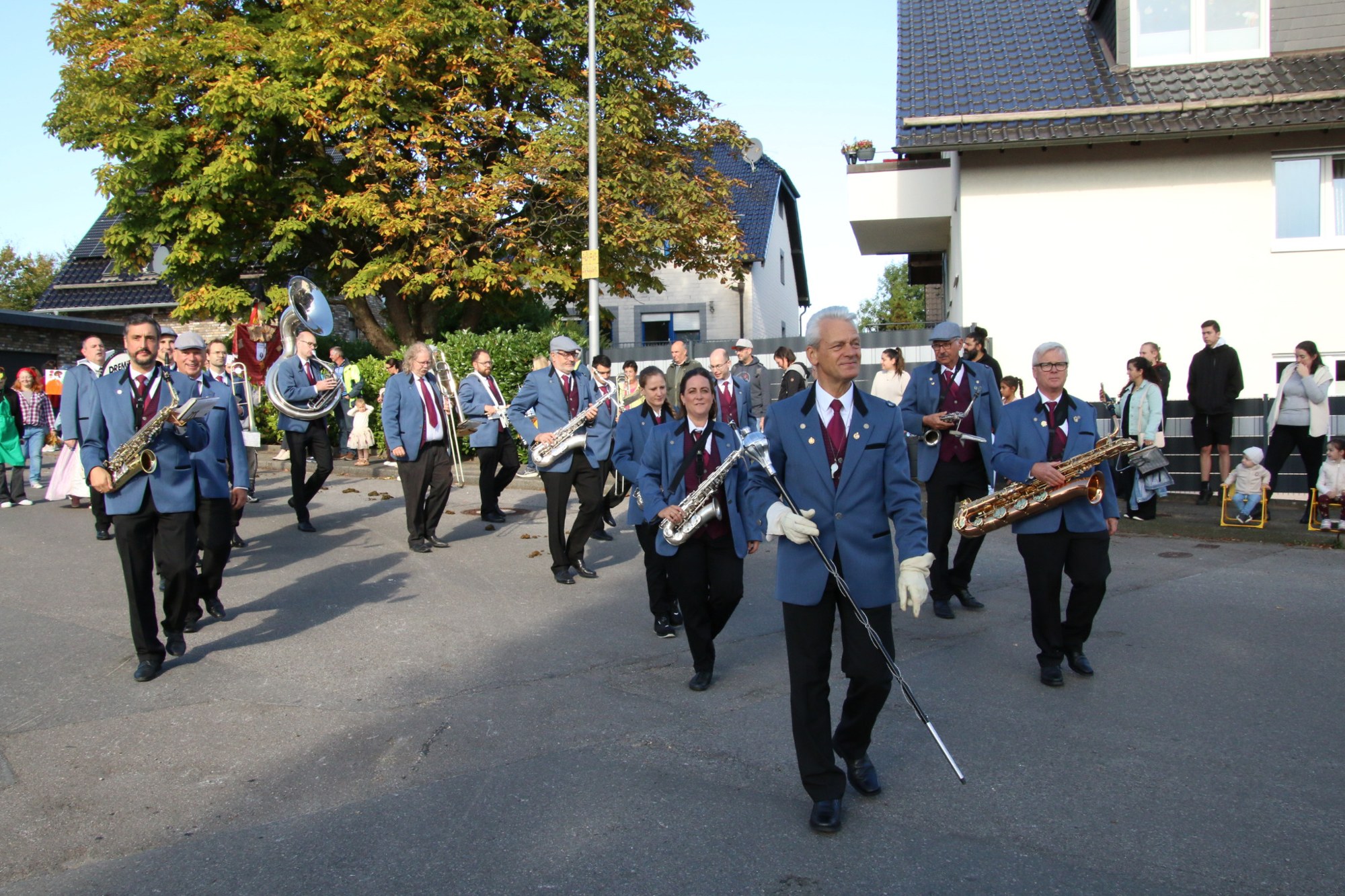 Musikgruppe in blauen Uniformen beim Erntedankzug Walheim 2026.