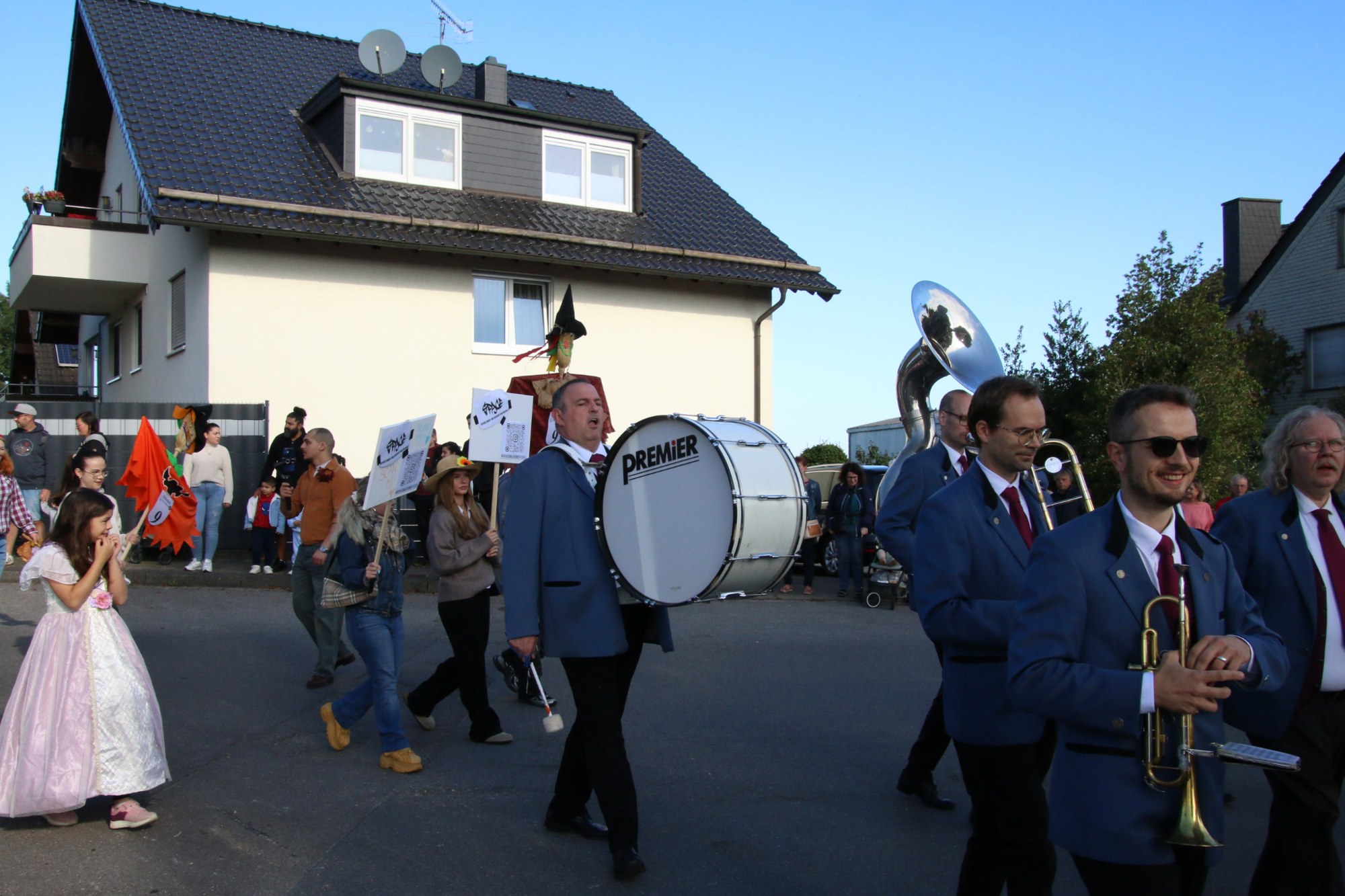 Musikgruppe mit großer Trommel beim Erntedankzug Walheim 2026.