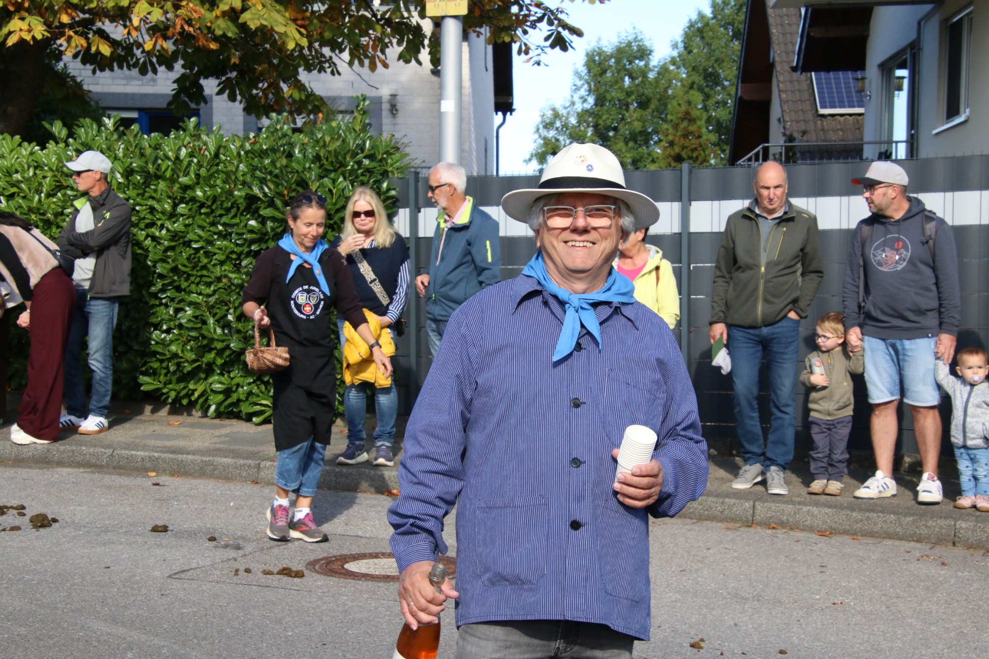 Teilnehmer mit blauem Halstuch beim Erntedankzug Walheim 2026.