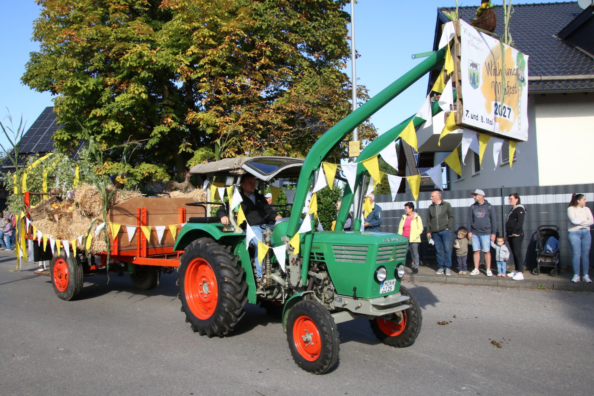Grüner Traktor in Seitenansicht beim Erntedankzug Walheim 2026.