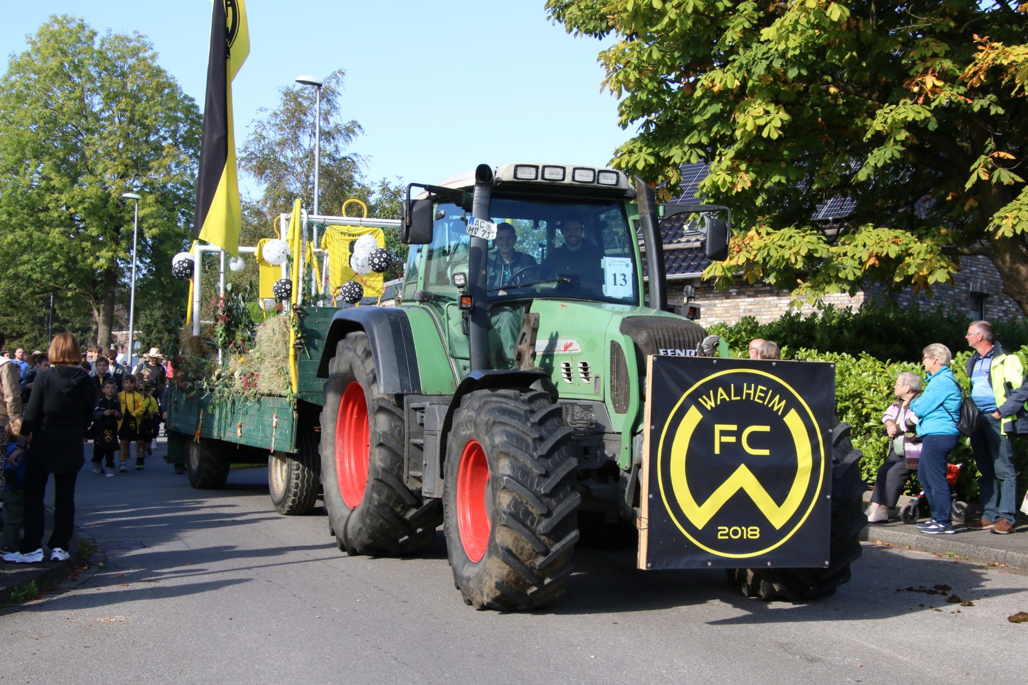 Traktor mit Fahne des FC Walheim beim Erntedankzug Walheim 2026.