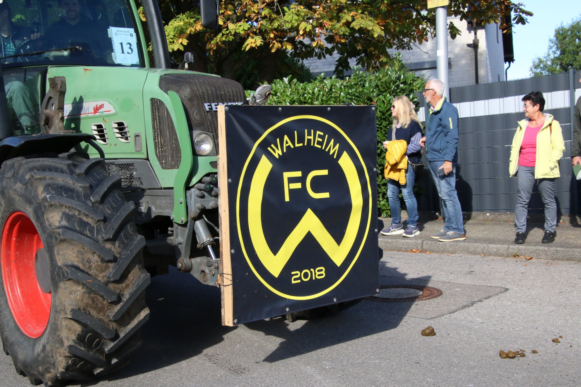 Fahne des FC Walheim am Traktor beim Erntedankzug Walheim 2026.