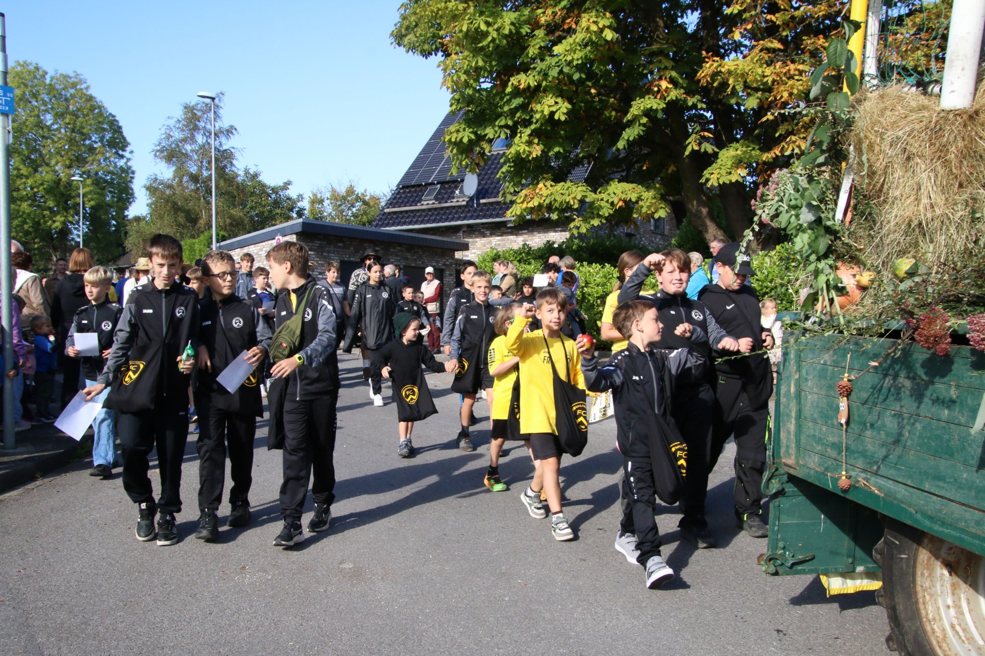 Fußgruppe neben einem Festwagen beim Erntedankzug Walheim 2026.