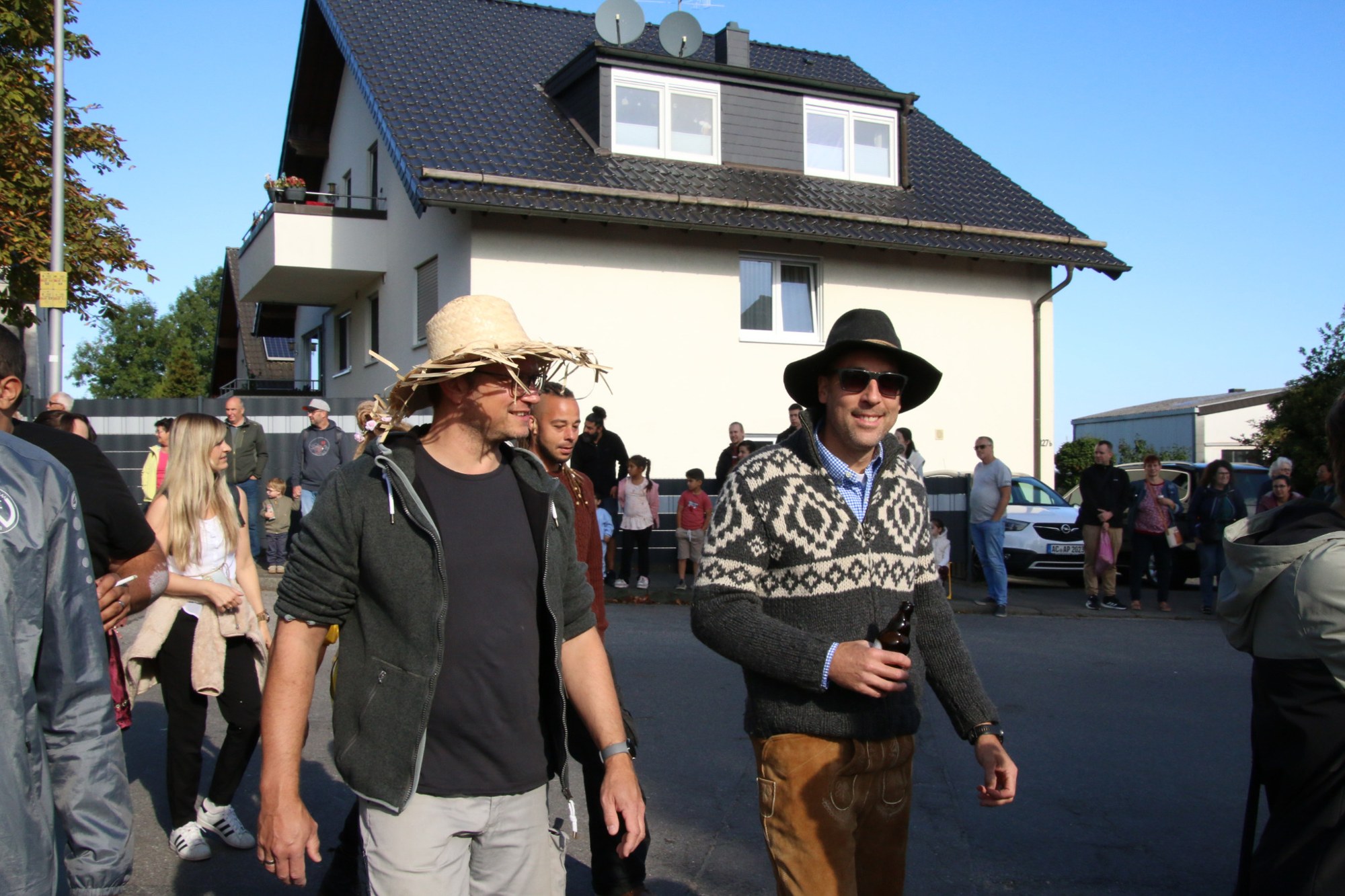 Teilnehmer mit Hüten auf der Zugstrecke beim Erntedankzug Walheim 2026.