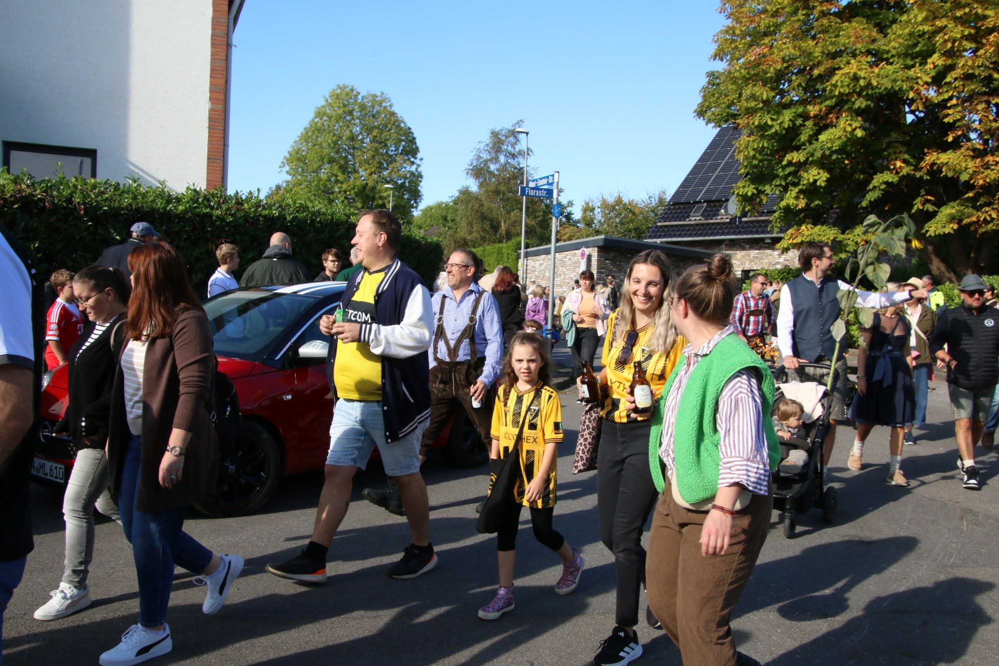 Fußgruppe mit gelben und grünen Halstüchern beim Erntedankzug Walheim 2026.