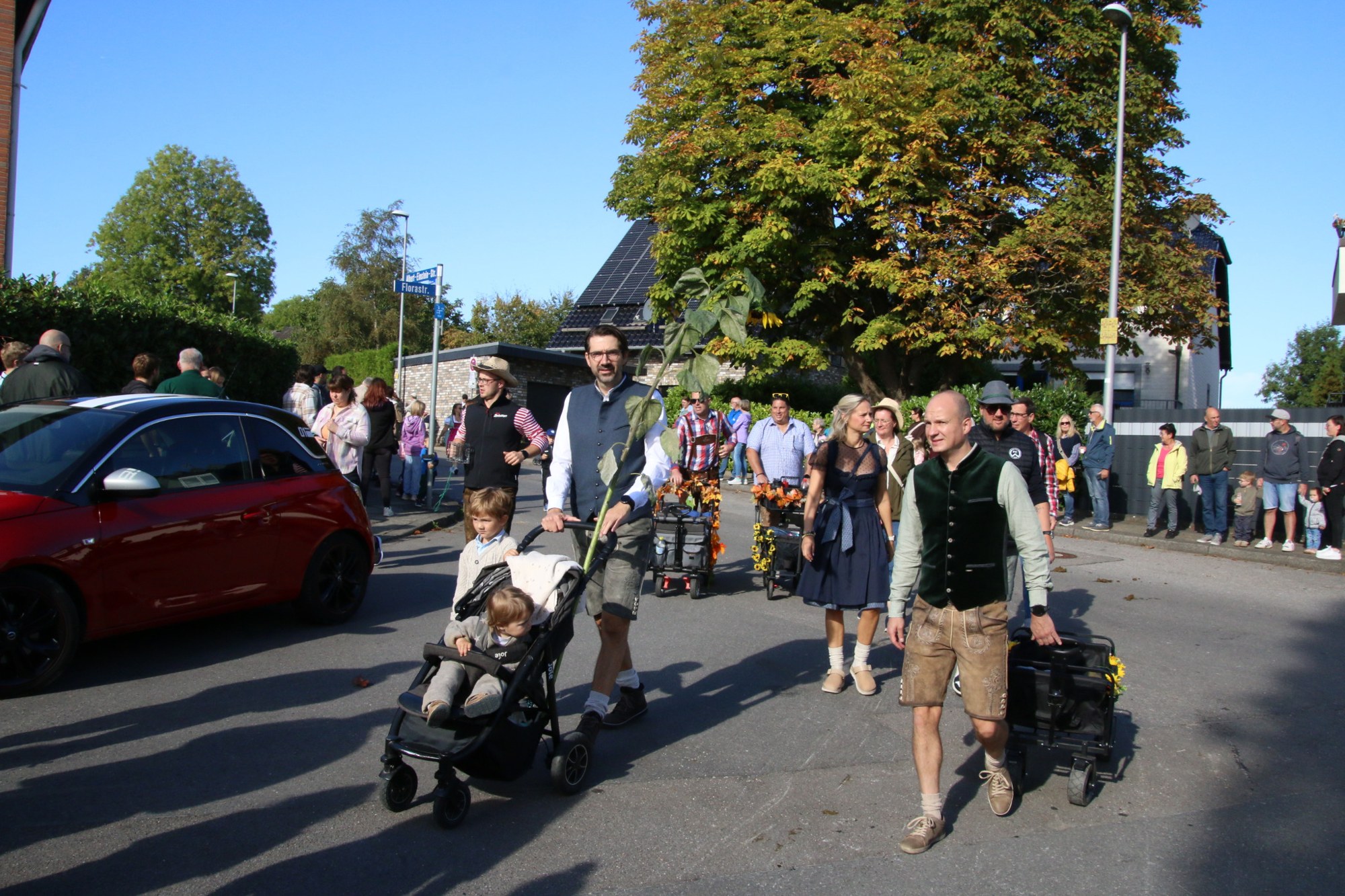 Familien mit Kinderwagen beim Umzug beim Erntedankzug Walheim 2026.