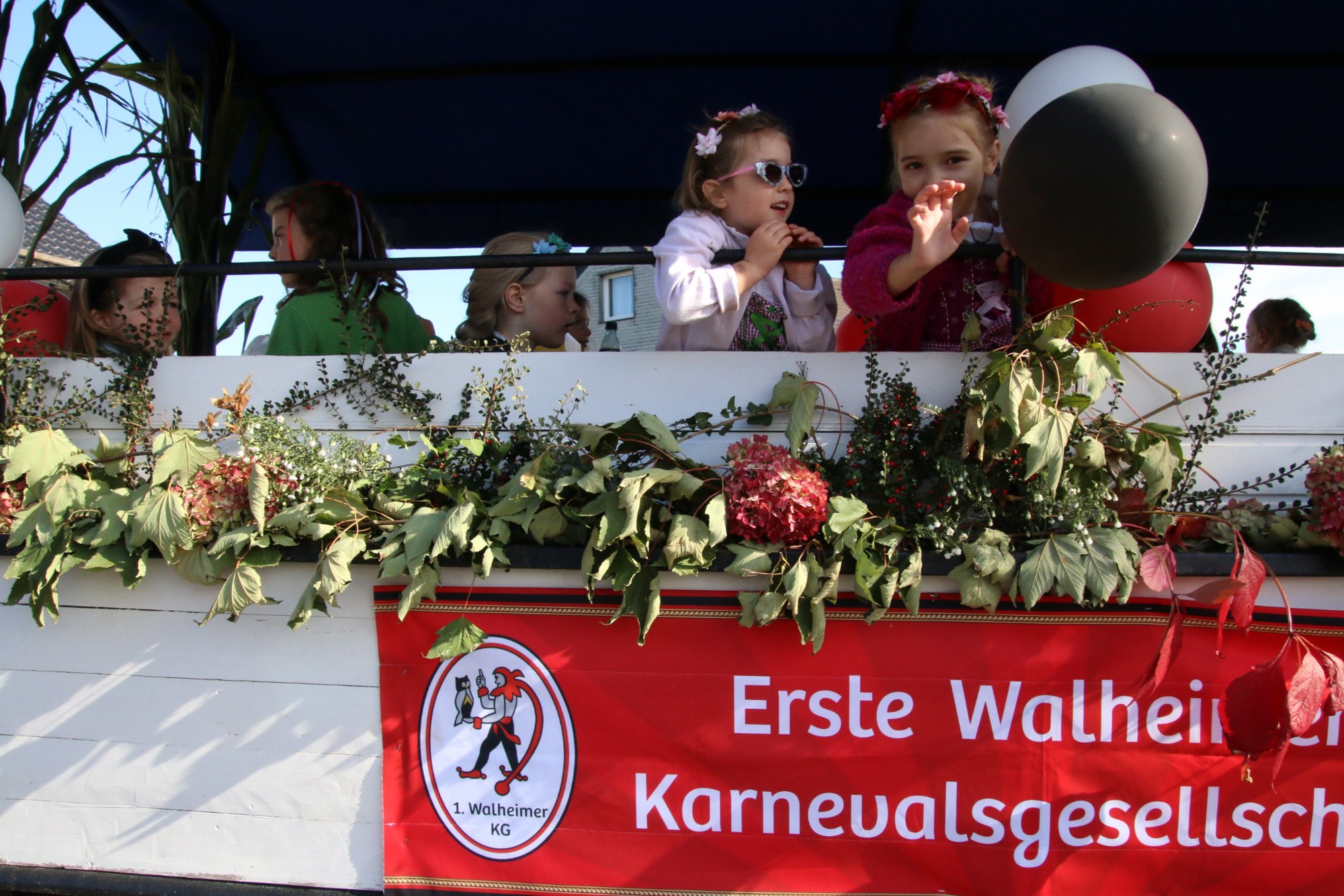 Blumengeschmückter Wagen der Ersten Walheimer Karnevalsgesellschaft beim Erntedankzug Walheim 2026.