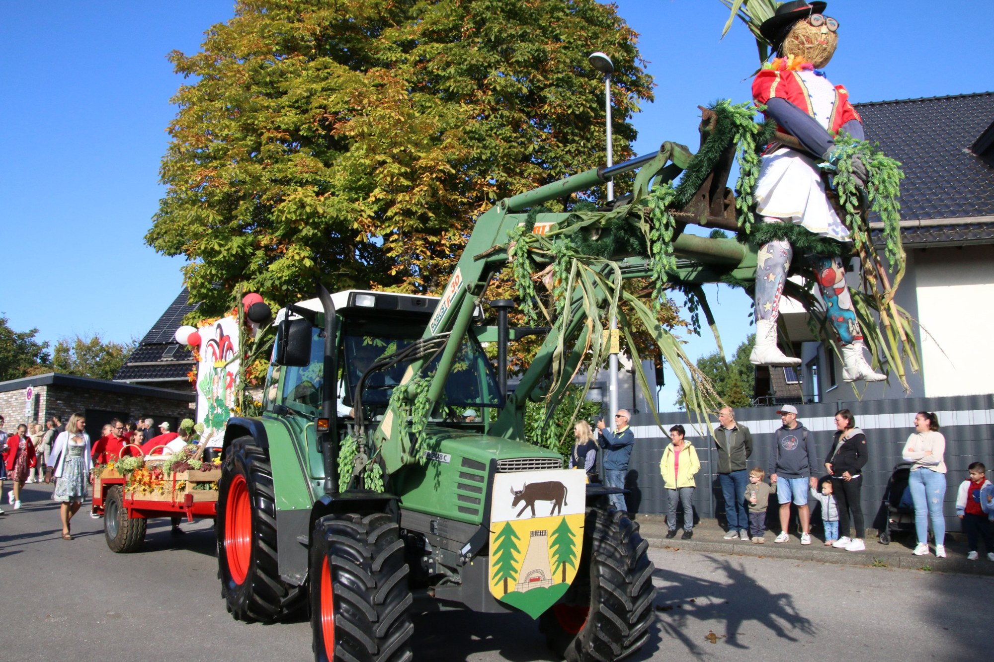 Festwagen mit großer dekorativer Figur beim Erntedankzug Walheim 2026.