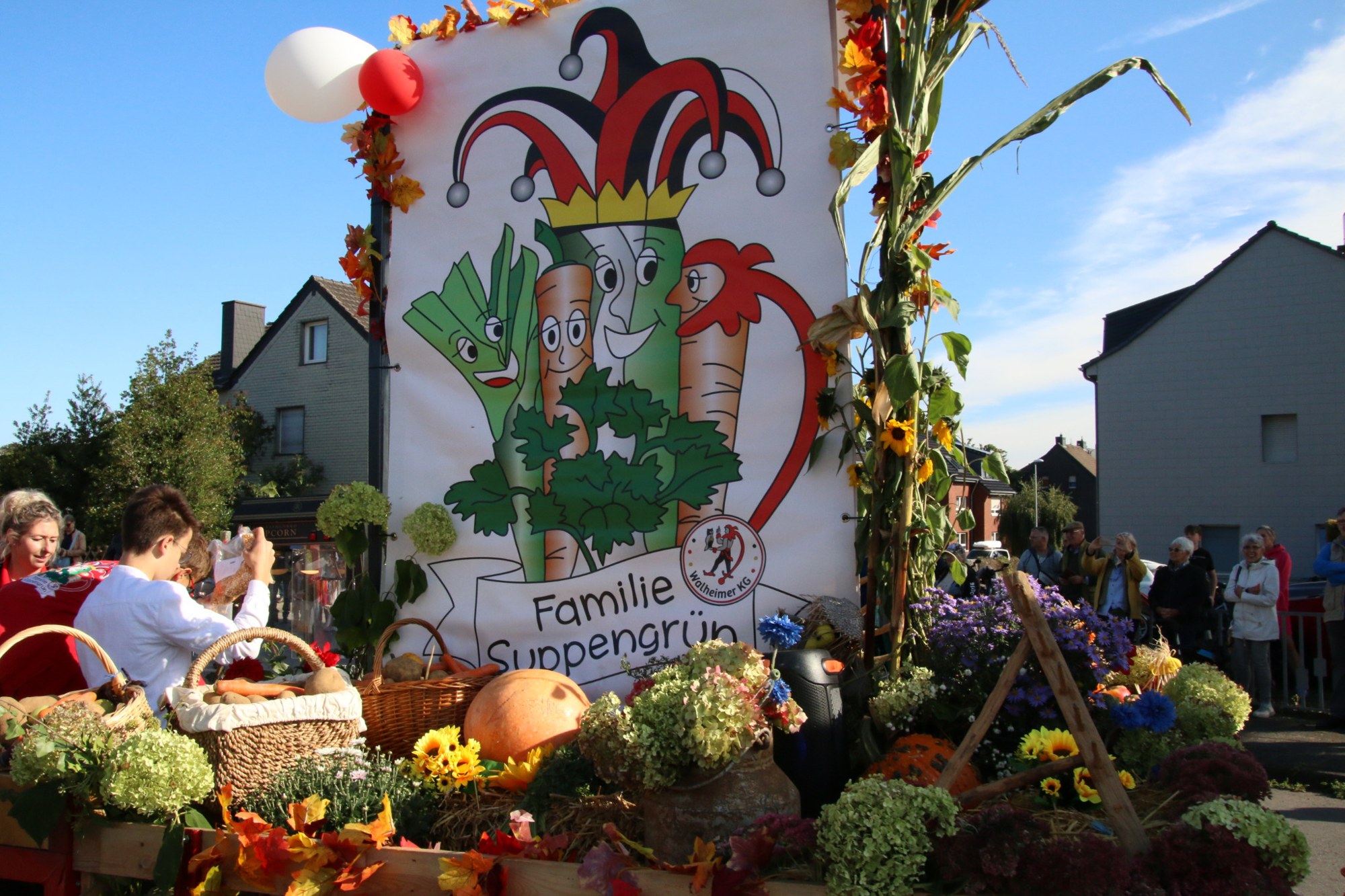 Blumen und Erntegaben auf einem Festwagen beim Erntedankzug Walheim 2026.