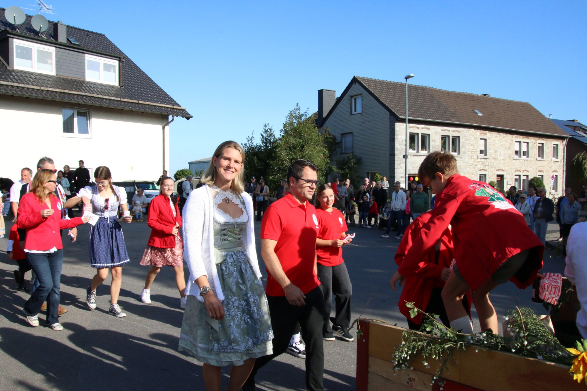 Fußgruppe in roten Oberteilen beim Erntedankzug Walheim 2026.