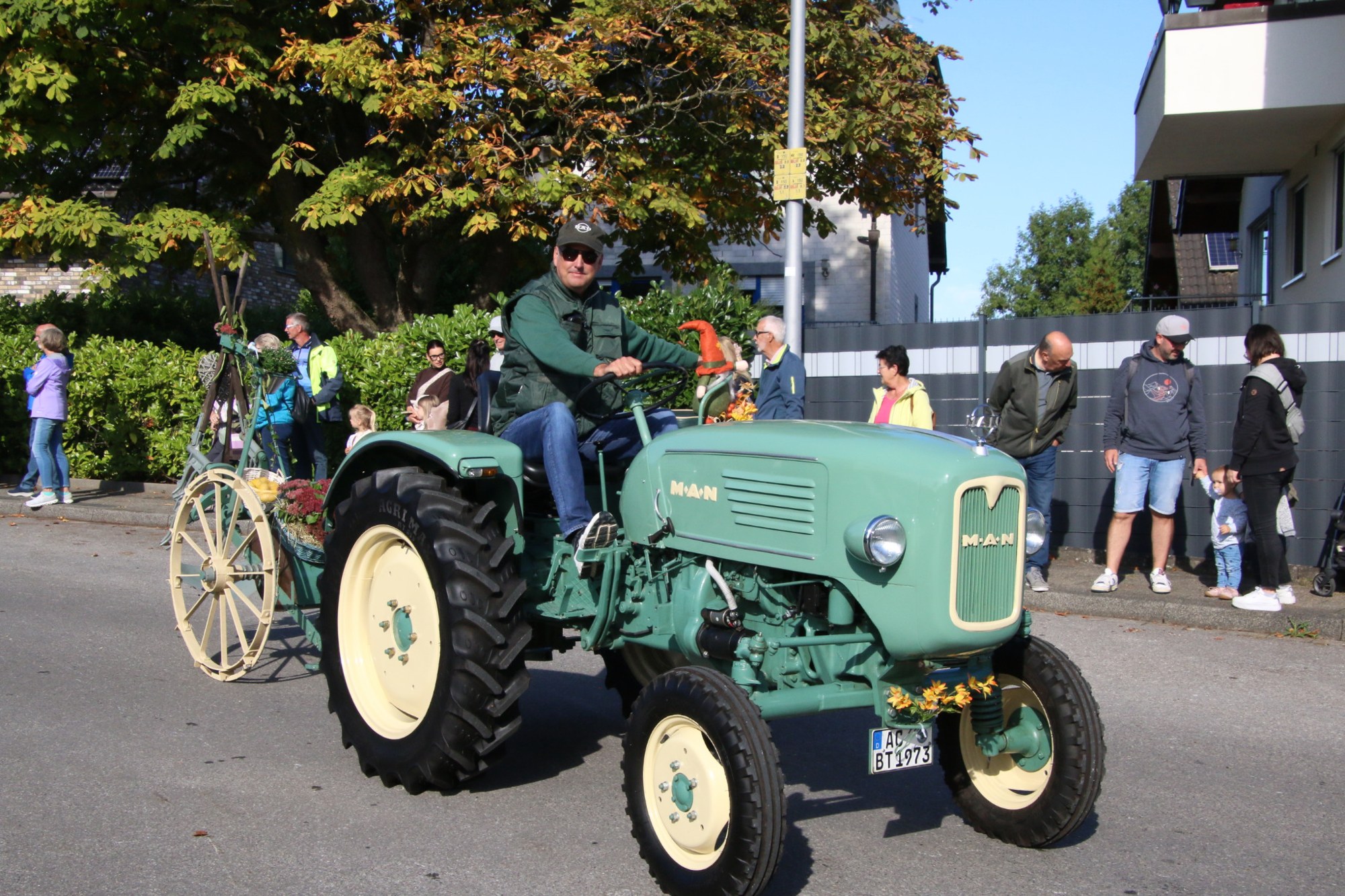 Hellgrüner Oldtimertraktor beim Erntedankzug Walheim 2026.