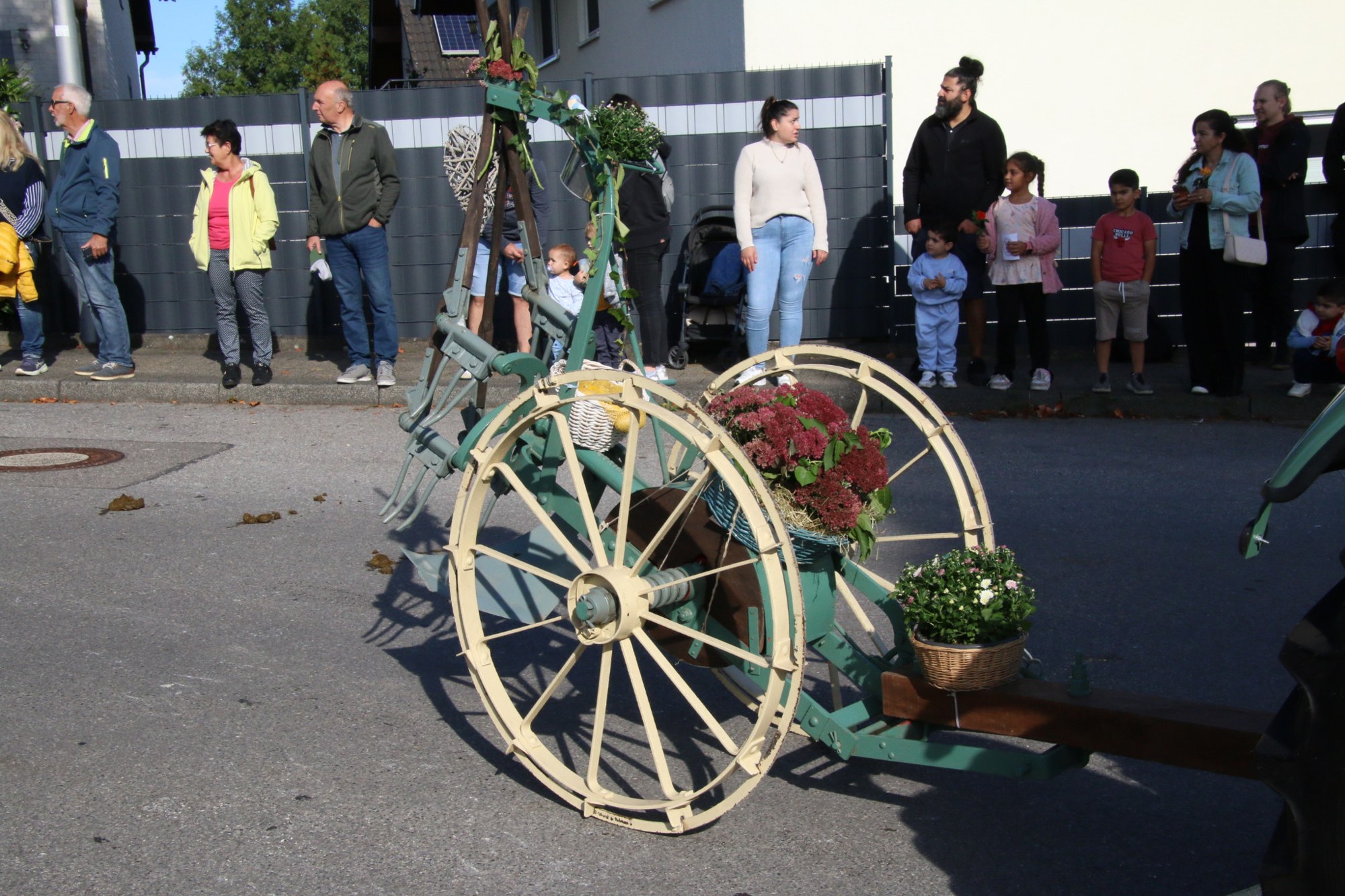 Historisches landwirtschaftliches Gerät mit großen Rädern beim Erntedankzug Walheim 2026.