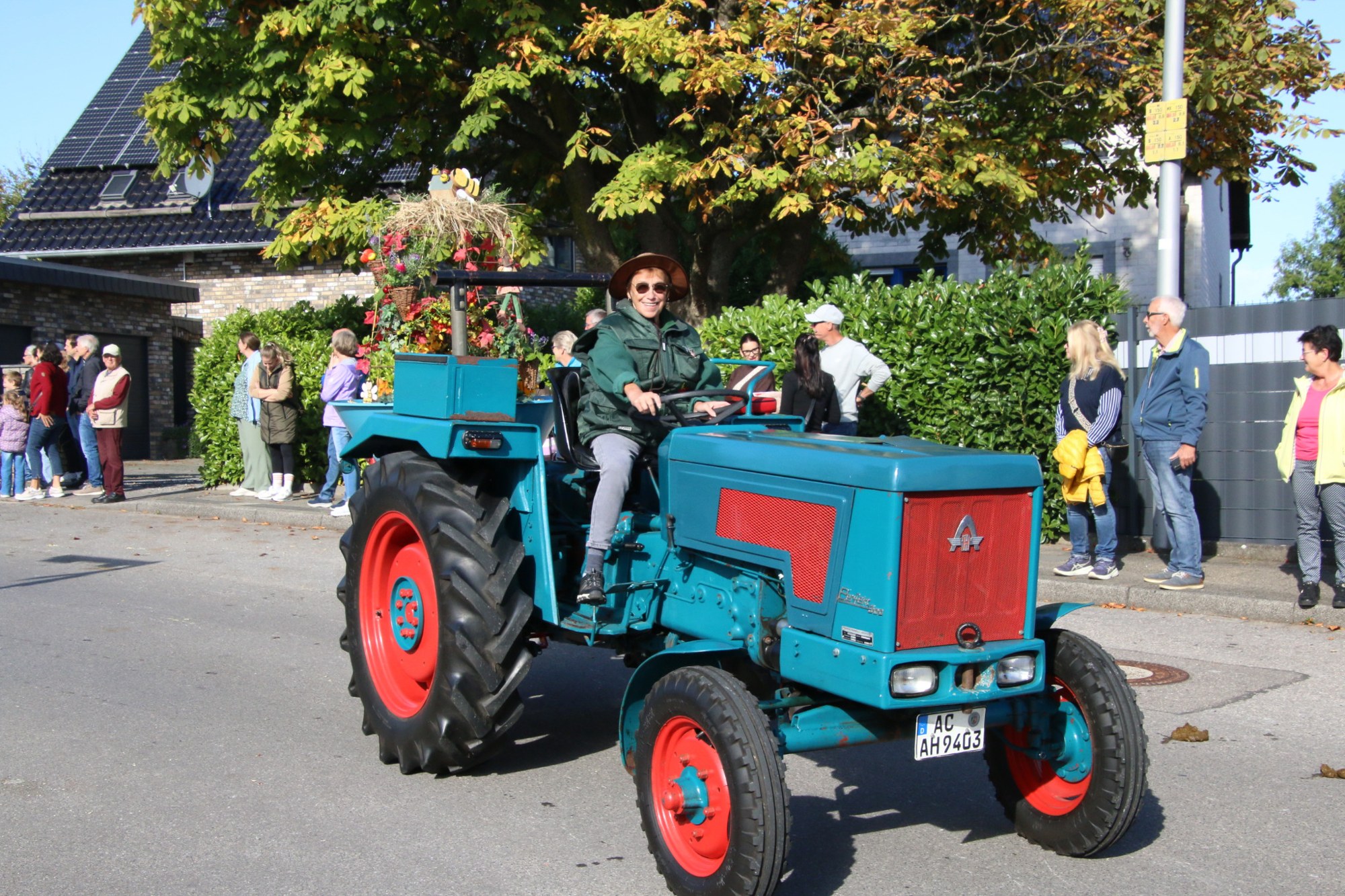 Blauer Oldtimertraktor beim Erntedankzug Walheim 2026.