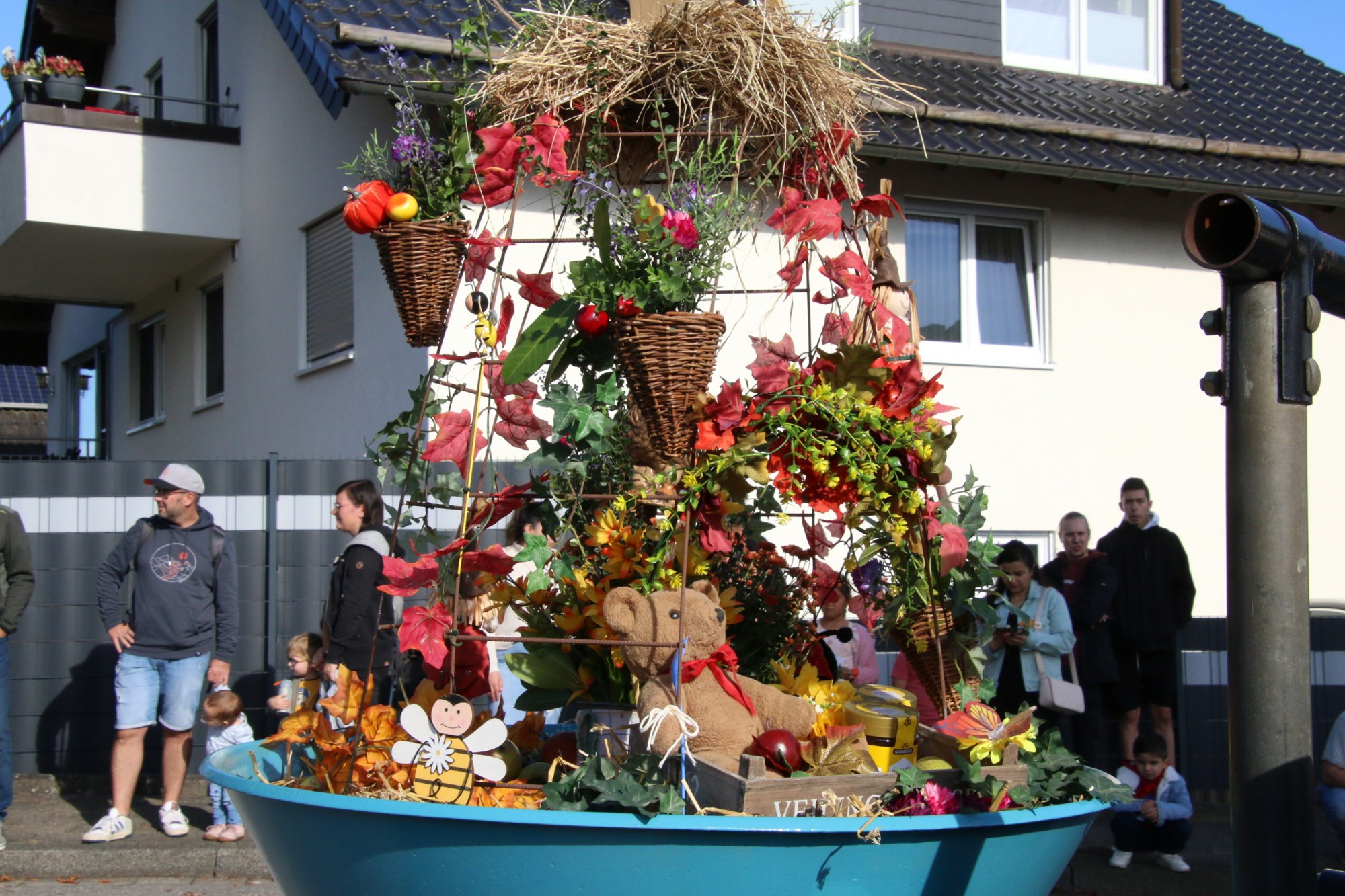 Blumendekoration auf einem Festwagen beim Erntedankzug Walheim 2026.