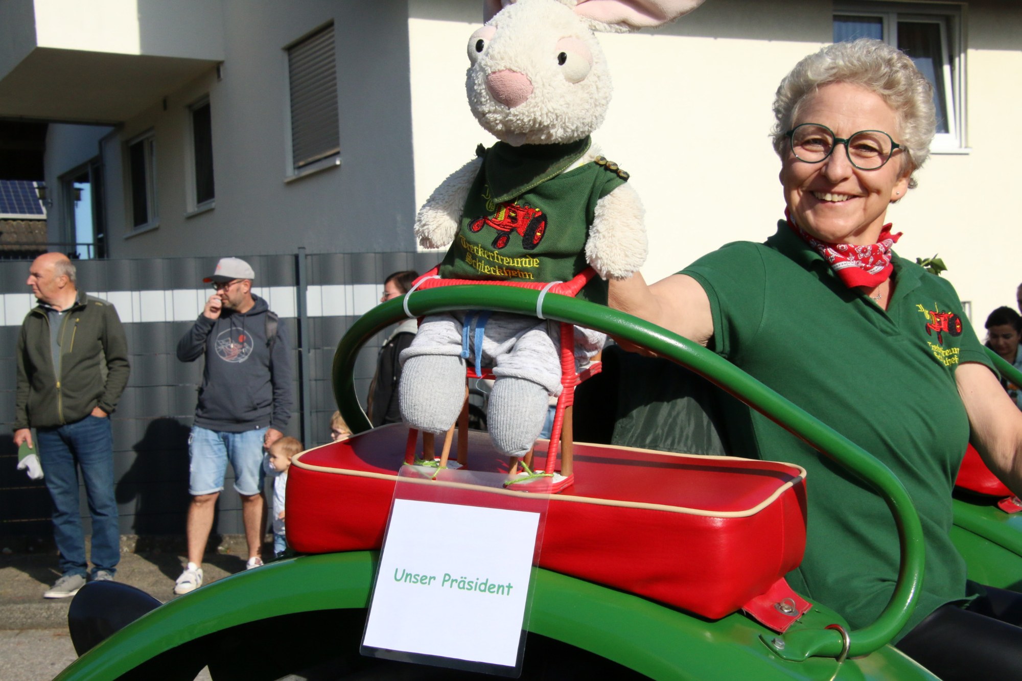 Traktorfahrerin mit Plüschfigur beim Erntedankzug Walheim 2026.