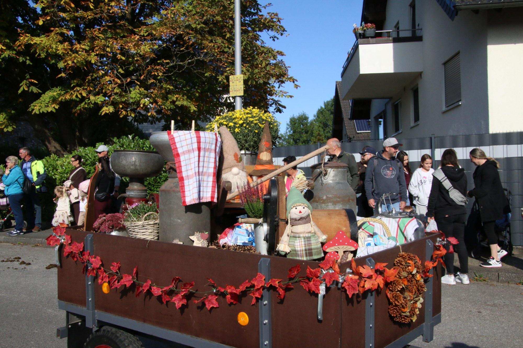 Festwagen mit Kürbissen und Stroh beim Erntedankzug Walheim 2026.