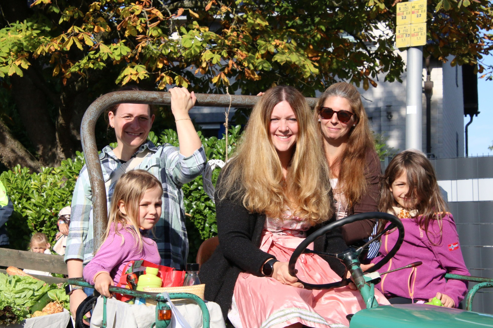 Teilnehmerinnen und Kinder auf einem Traktor beim Erntedankzug Walheim 2026.