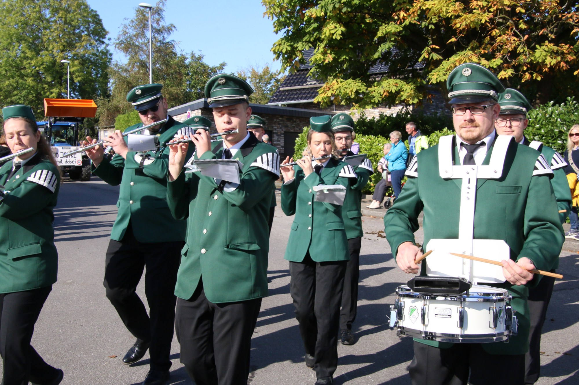 Trommler in grünen Uniformen beim Erntedankzug Walheim 2026.