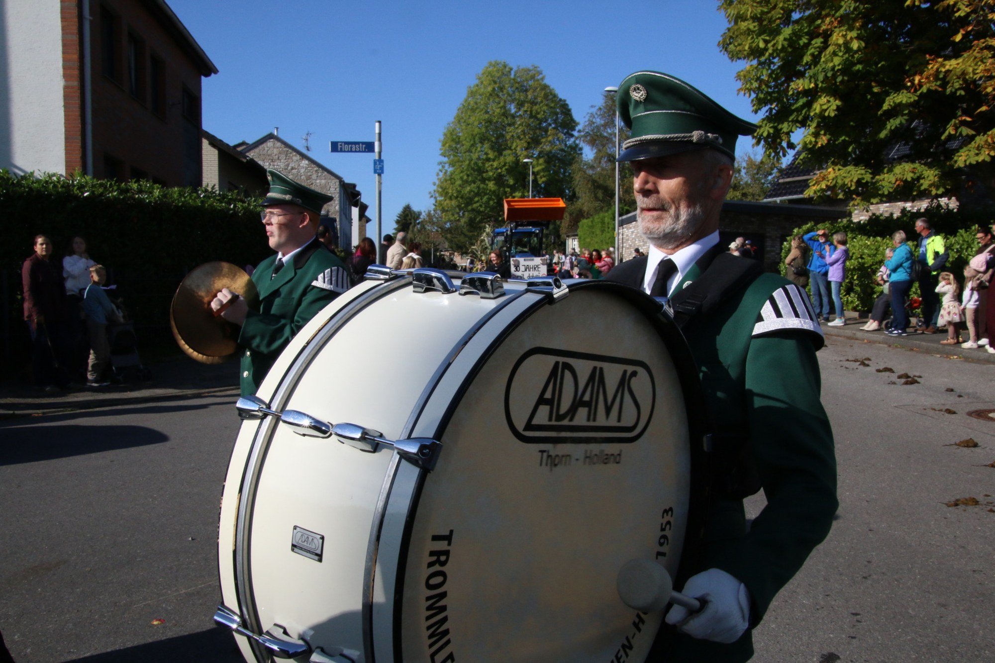 Musiker mit großer Trommel beim Erntedankzug Walheim 2026.