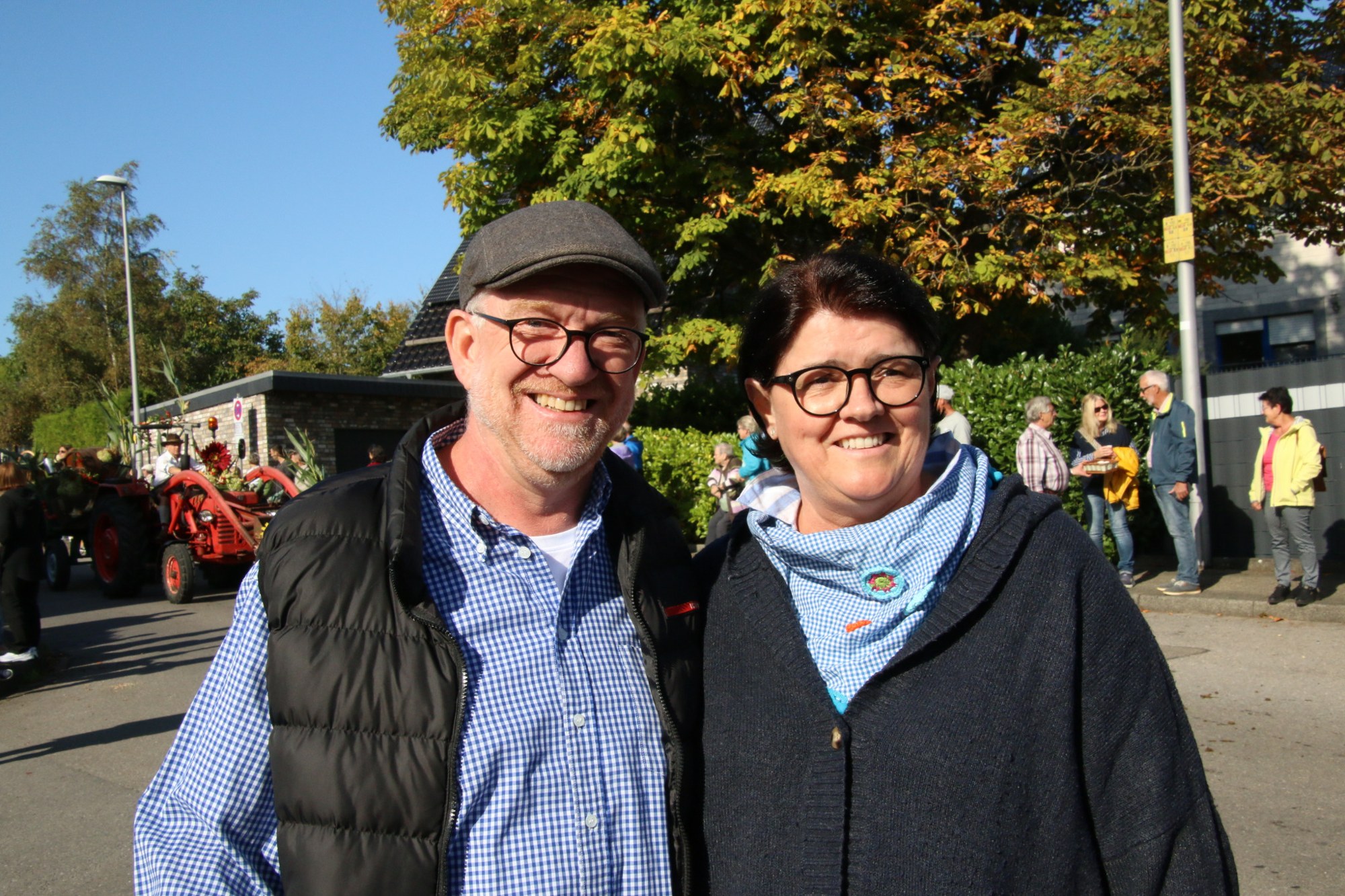 Zwei Zuschauer auf der Zugstrecke beim Erntedankzug Walheim 2026.