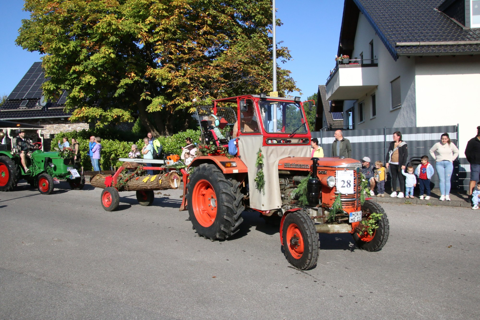 Roter Traktor vor Zuschauern beim Erntedankzug Walheim 2026.