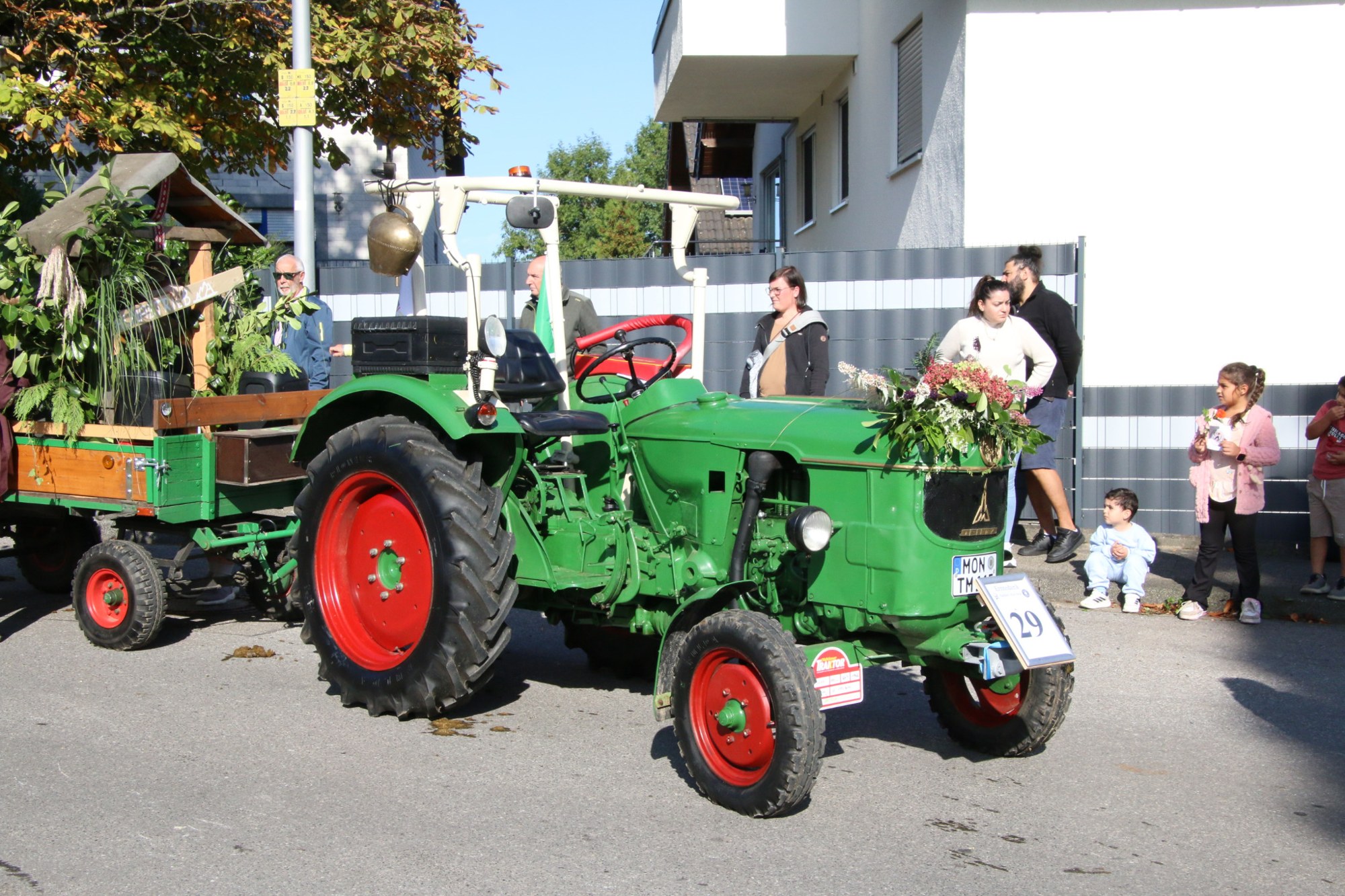Grüner Traktor mit Teilnehmern beim Erntedankzug Walheim 2026.