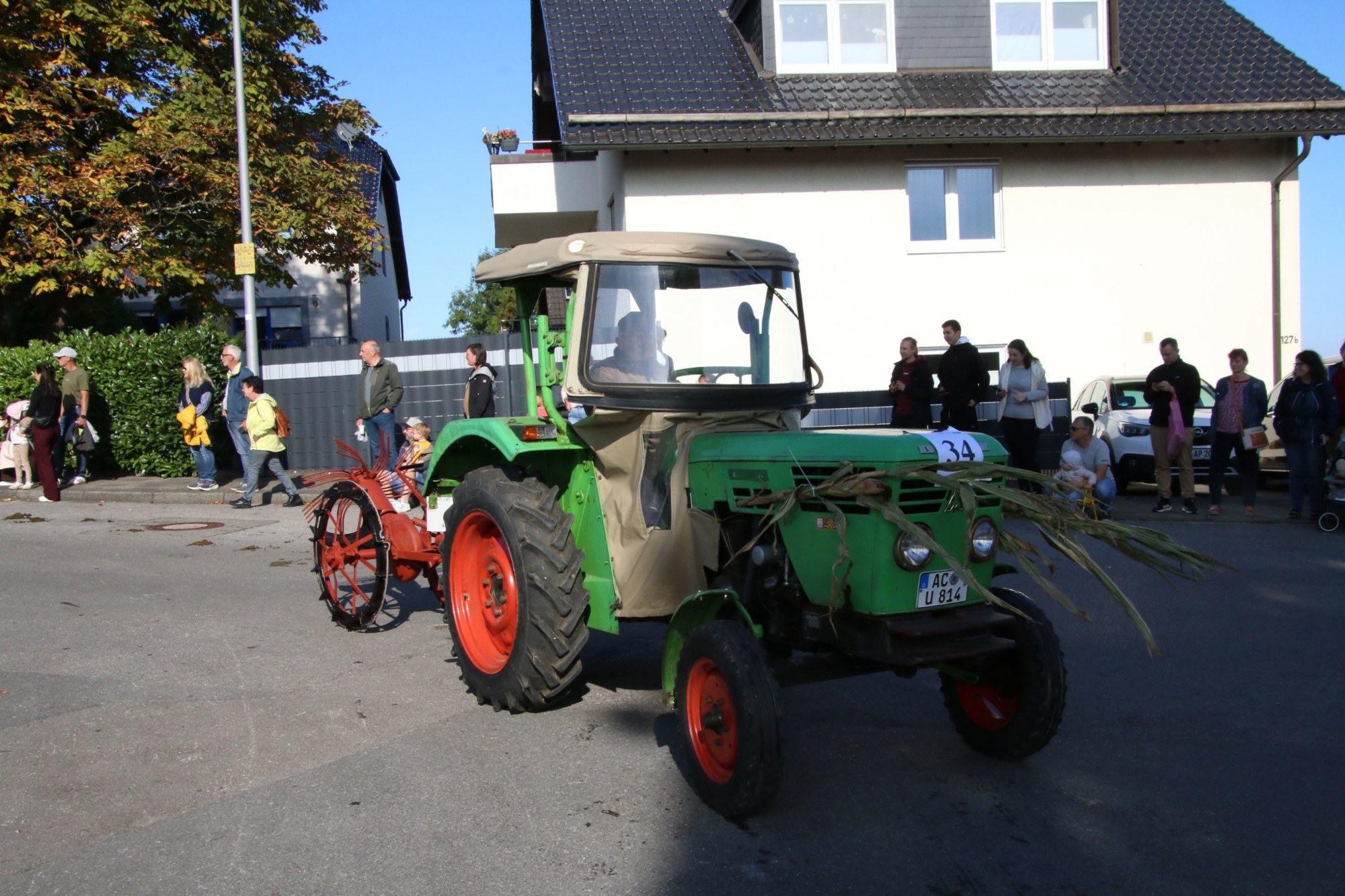 Grüner Oldtimertraktor auf der Straße beim Erntedankzug Walheim 2026.