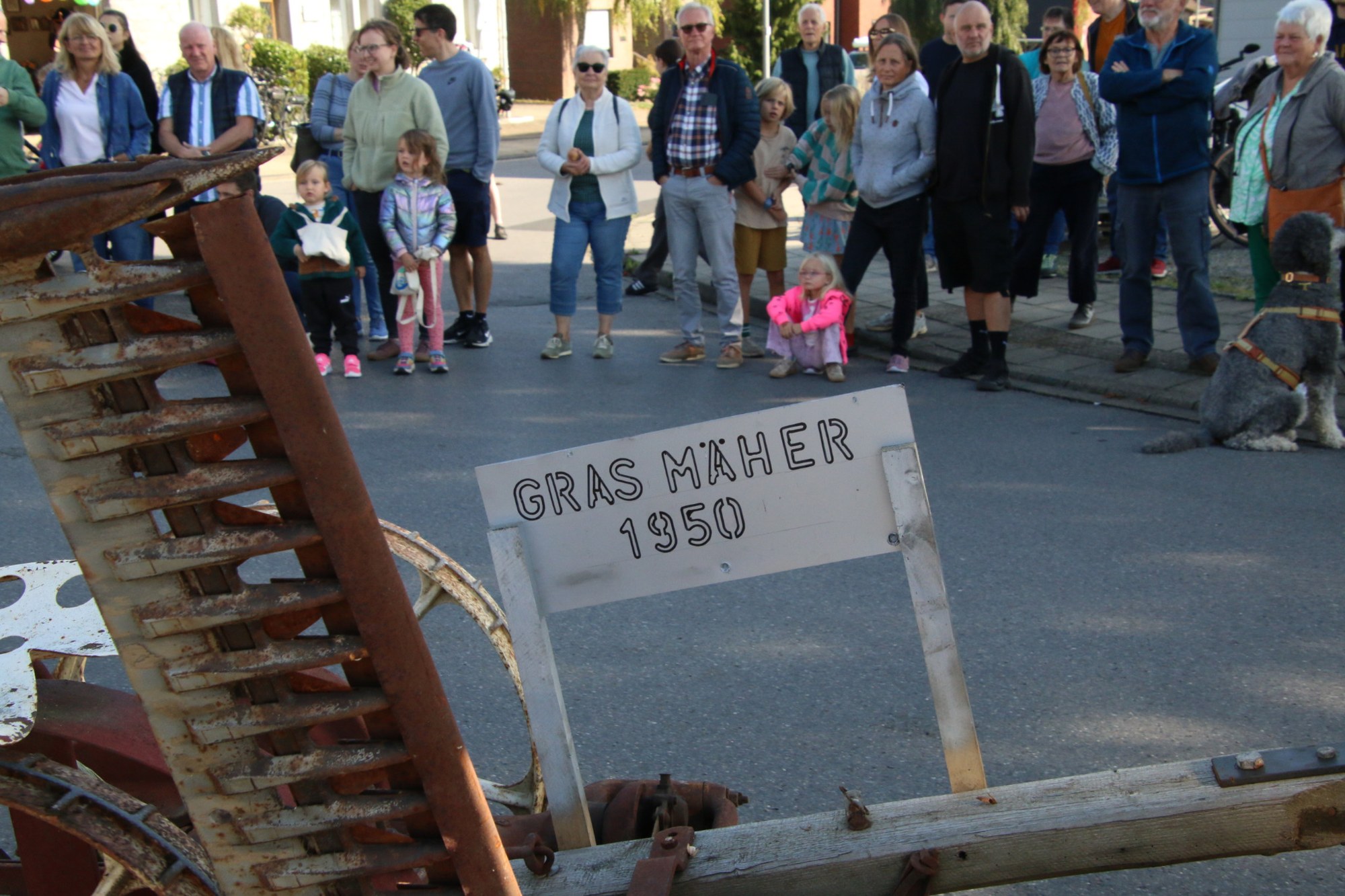 Schild an einem historischen Grasmäher beim Erntedankzug Walheim 2026.