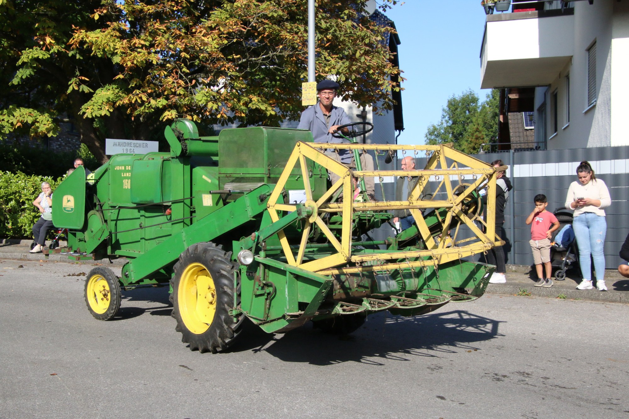 Historische grüne Erntemaschine beim Erntedankzug Walheim 2026.
