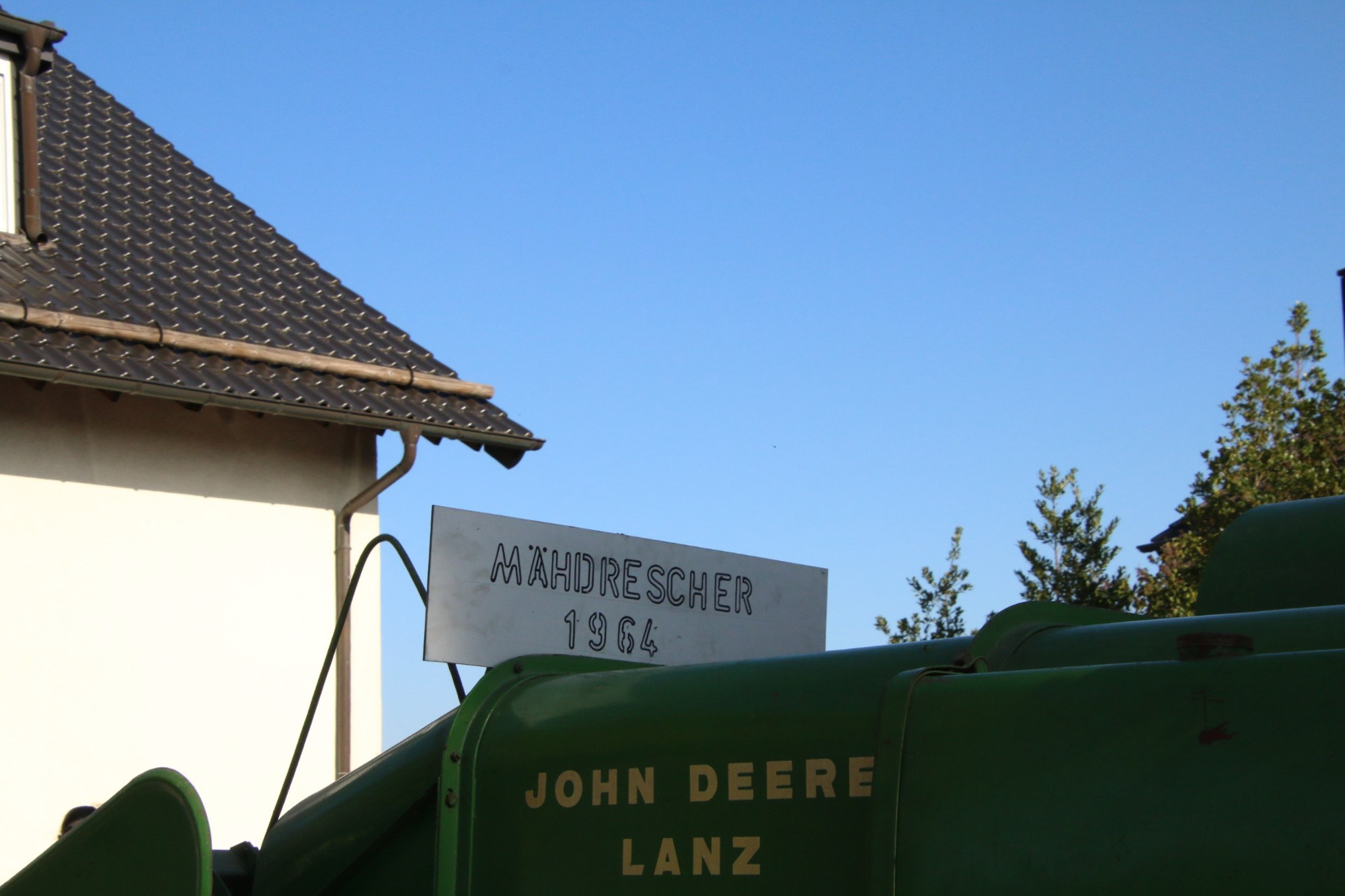 Schild an einer historischen Erntemaschine beim Erntedankzug Walheim 2026.