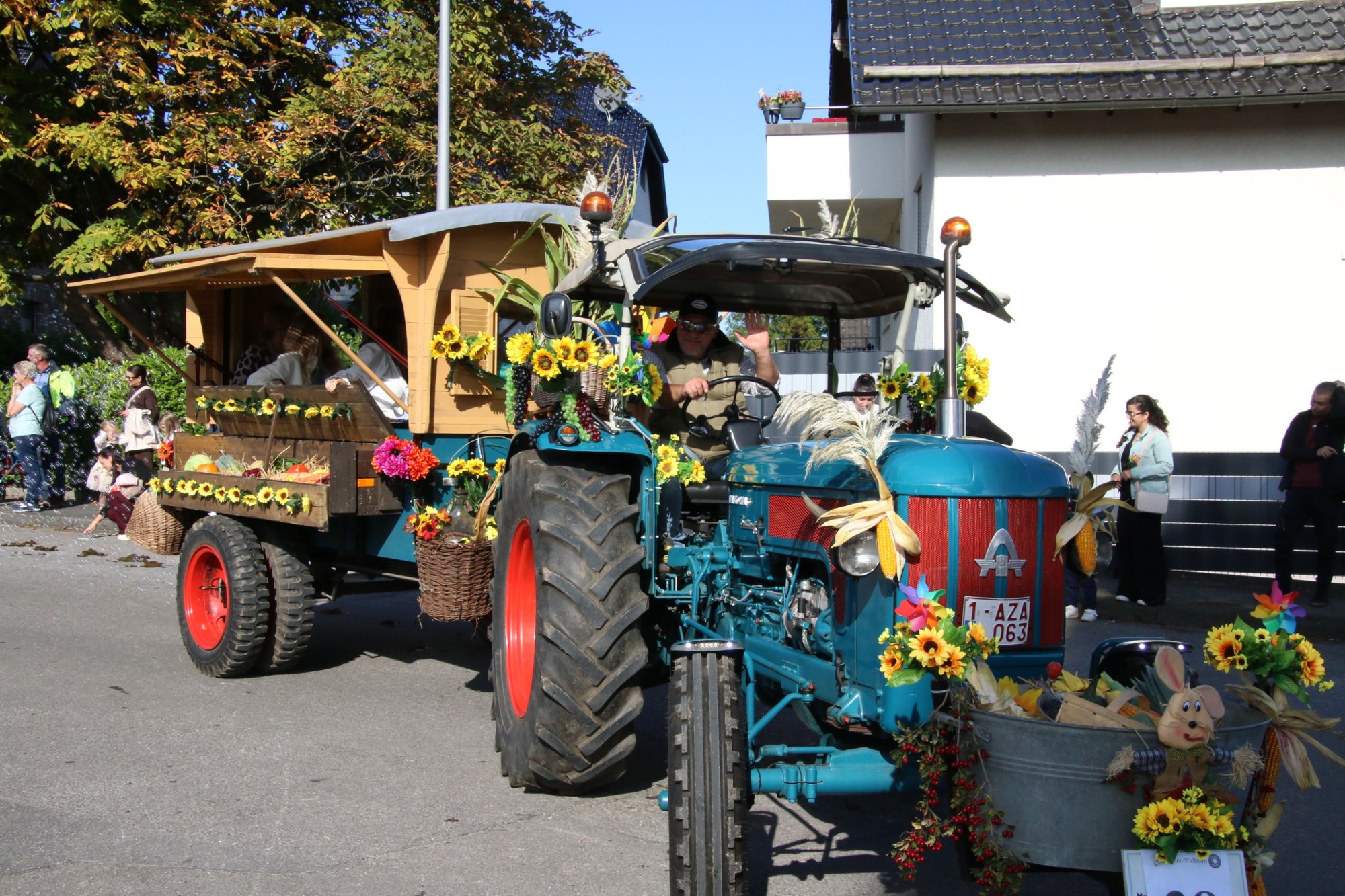 Blauer Traktor mit buntem Ernteschmuck beim Erntedankzug Walheim 2026.