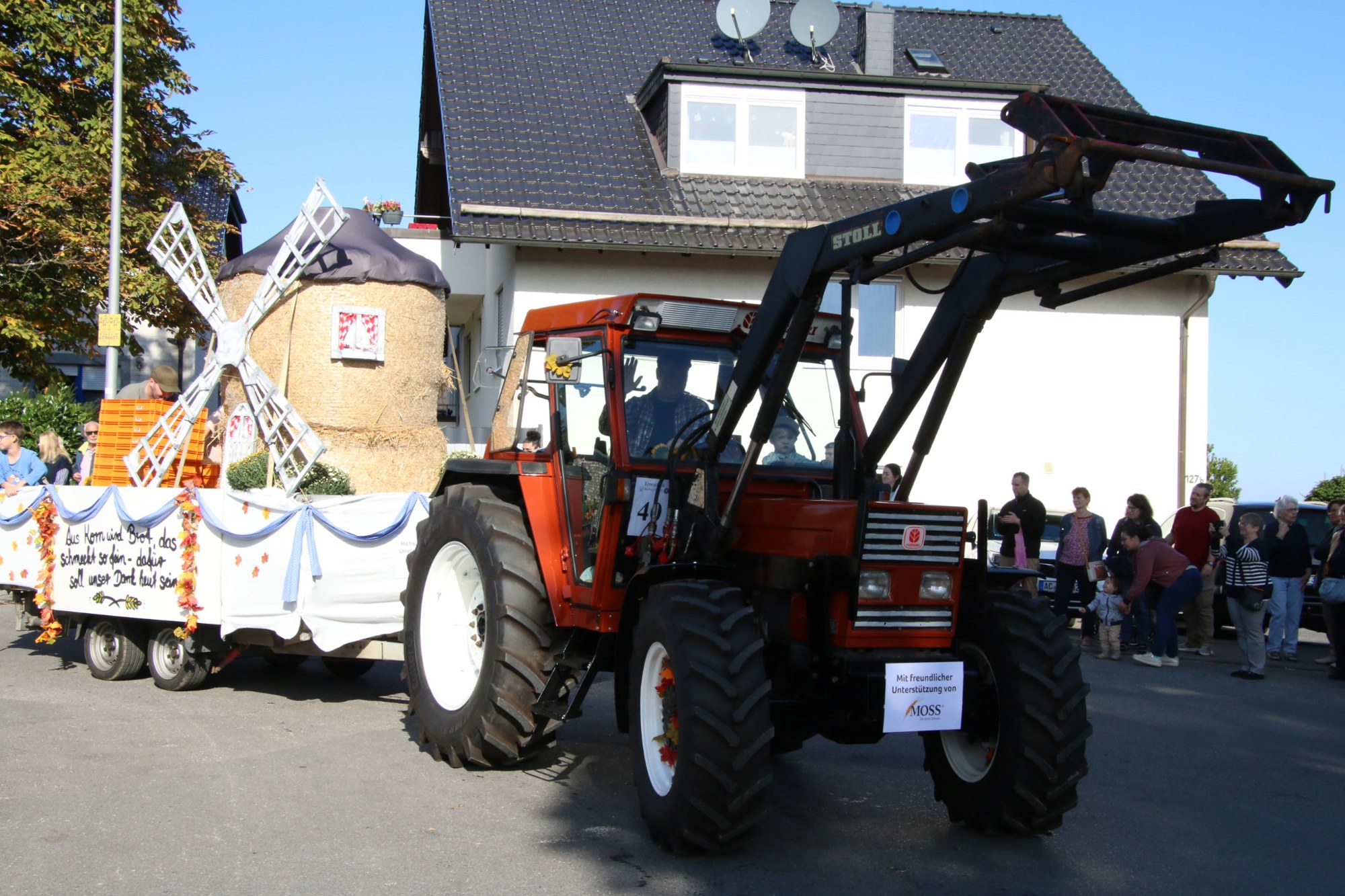 Traktor mit Windmühlen-Festwagen beim Erntedankzug Walheim 2026.