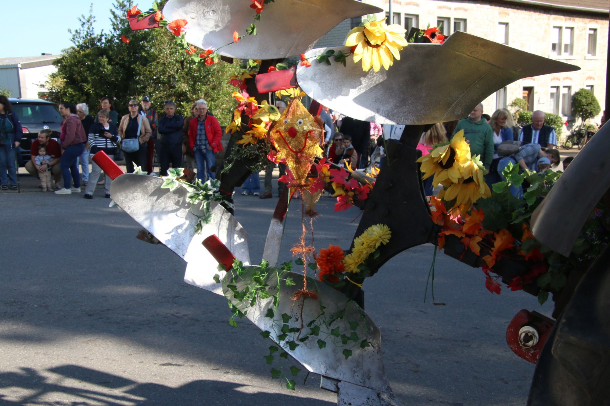 Herbstdekoration an einem Festwagen beim Erntedankzug Walheim 2026.