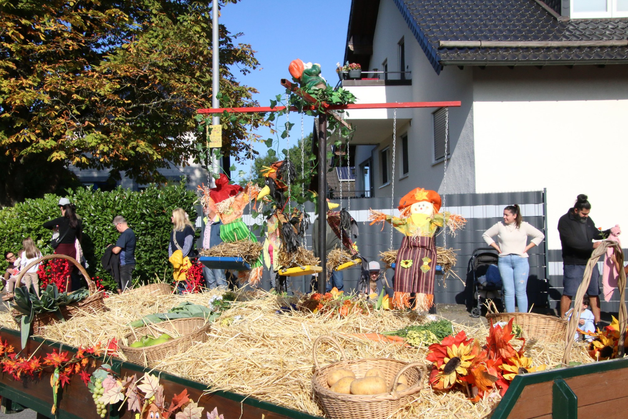 Erntewagen mit Stroh und Blumen beim Erntedankzug Walheim 2026.