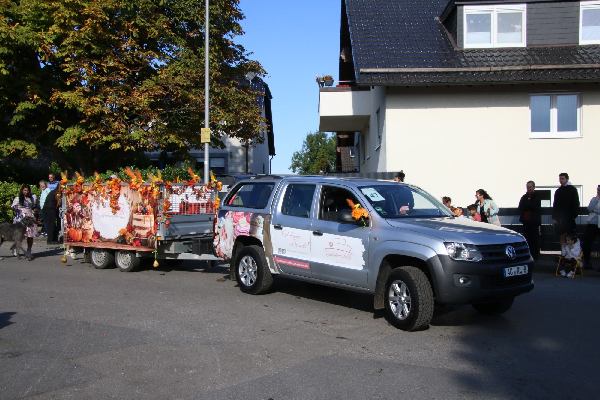 Geländewagen mit geschmücktem Anhänger beim Erntedankzug Walheim 2026.