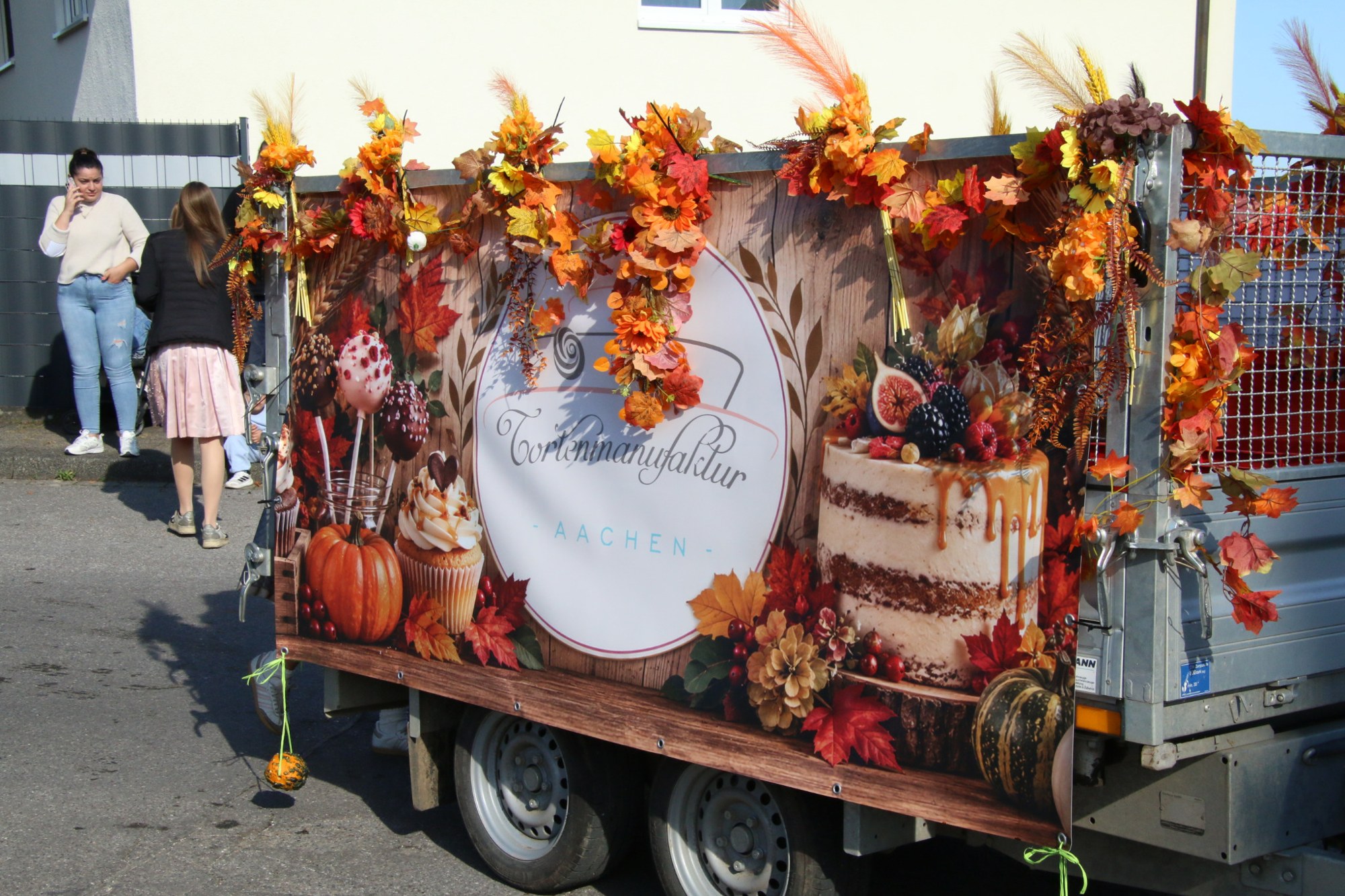 Herbstlich dekorierter Festwagen beim Erntedankzug Walheim 2026.
