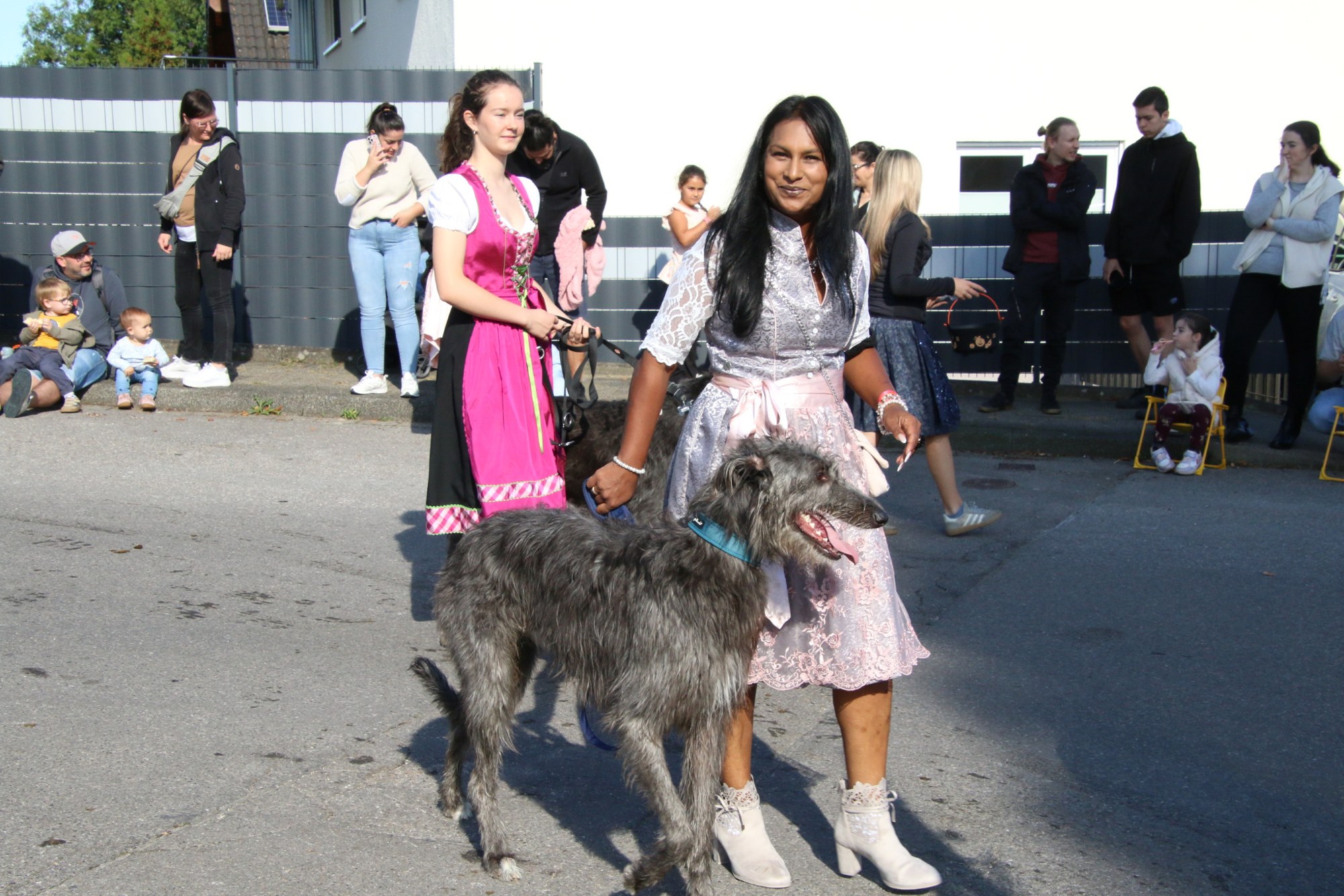 Teilnehmerinnen mit Hund beim Erntedankzug Walheim 2026.