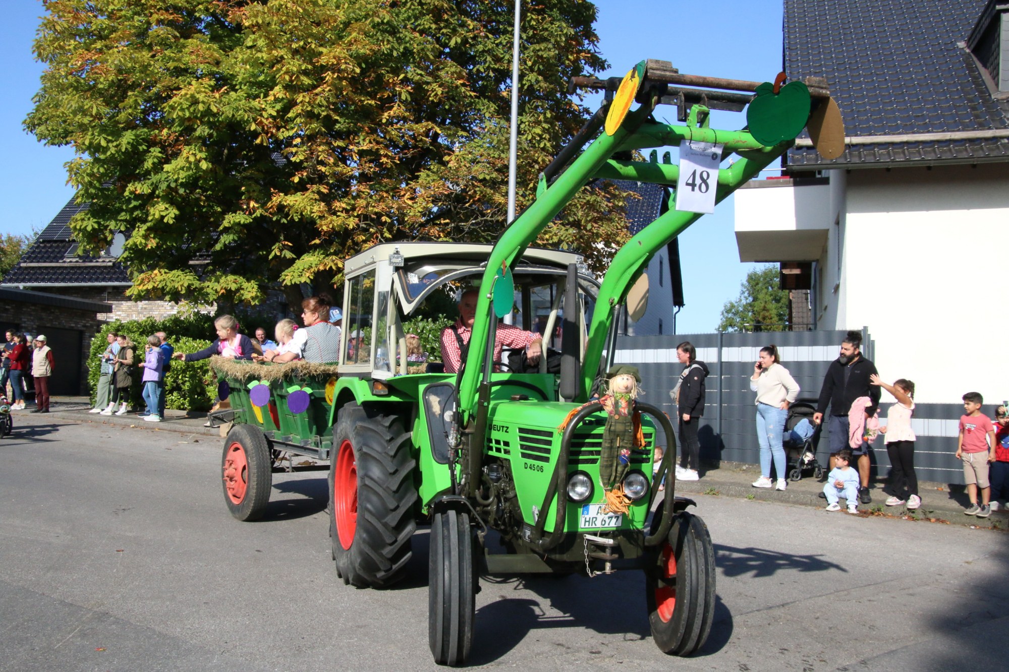 Traktor mit Frontlader in Seitenansicht beim Erntedankzug Walheim 2026.