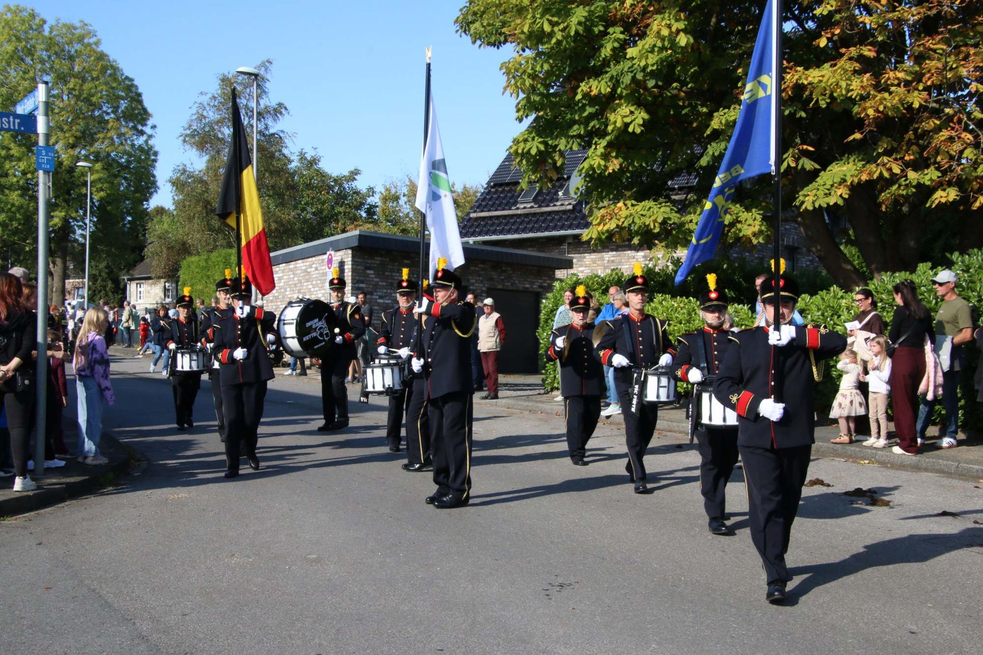 Musikgruppe mit Fahnen beim Erntedankzug Walheim 2026.