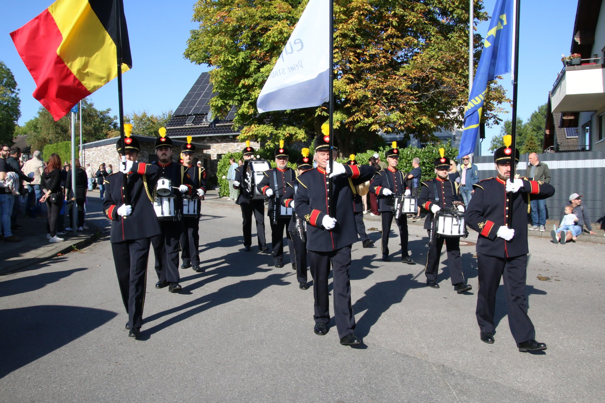 Musikgruppe mit Trommeln und Fahnen beim Erntedankzug Walheim 2026.